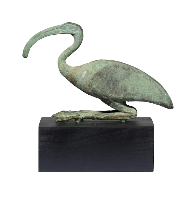 Statuette de Thot Ibis en bronze à patine verte. Montée sur - Lot 317