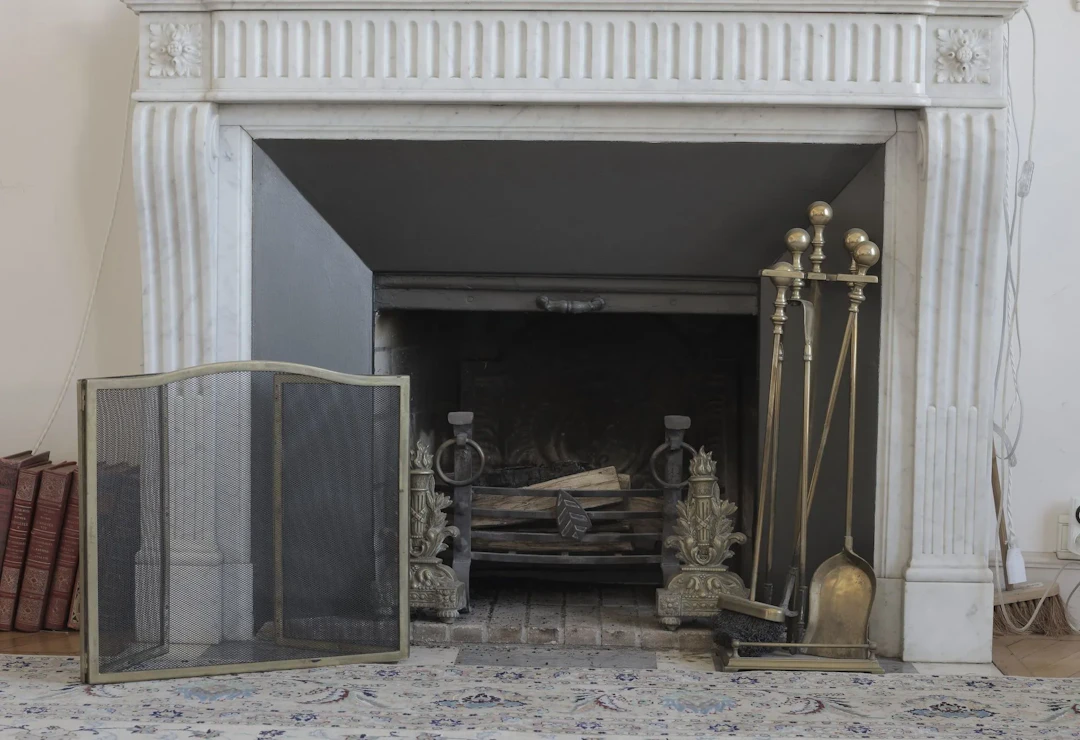 Paire de chenets en bronze et fer à décor de torches flammée - Lot 400