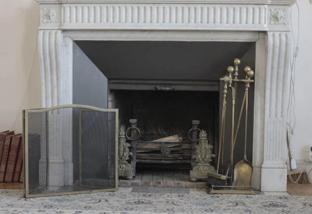 Paire de chenets en bronze et fer à décor de torches flammée - Lot 400