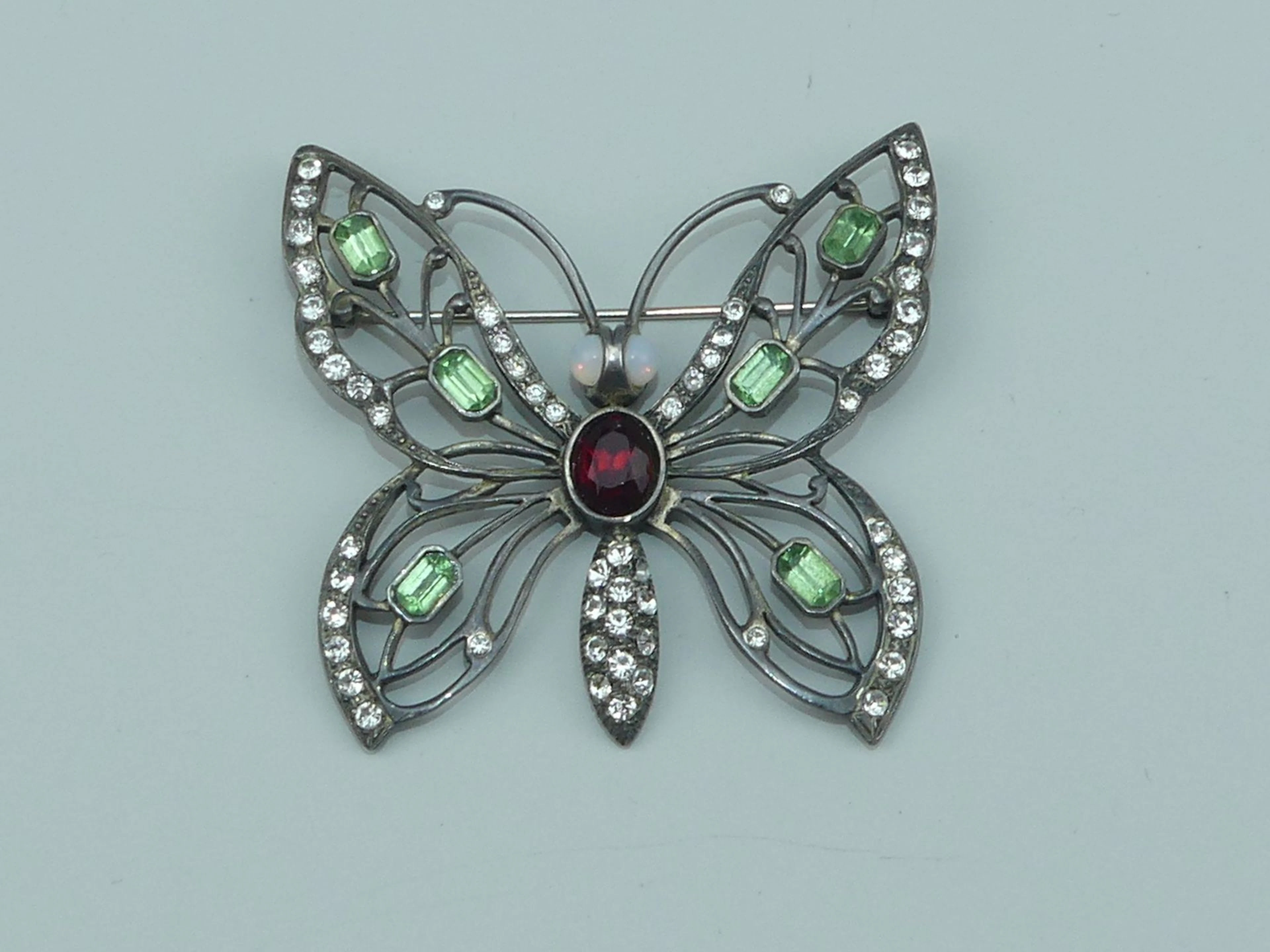METROPOLITAN MUSEUM OF ART. Superbe broche papillon en argen - Lot 445