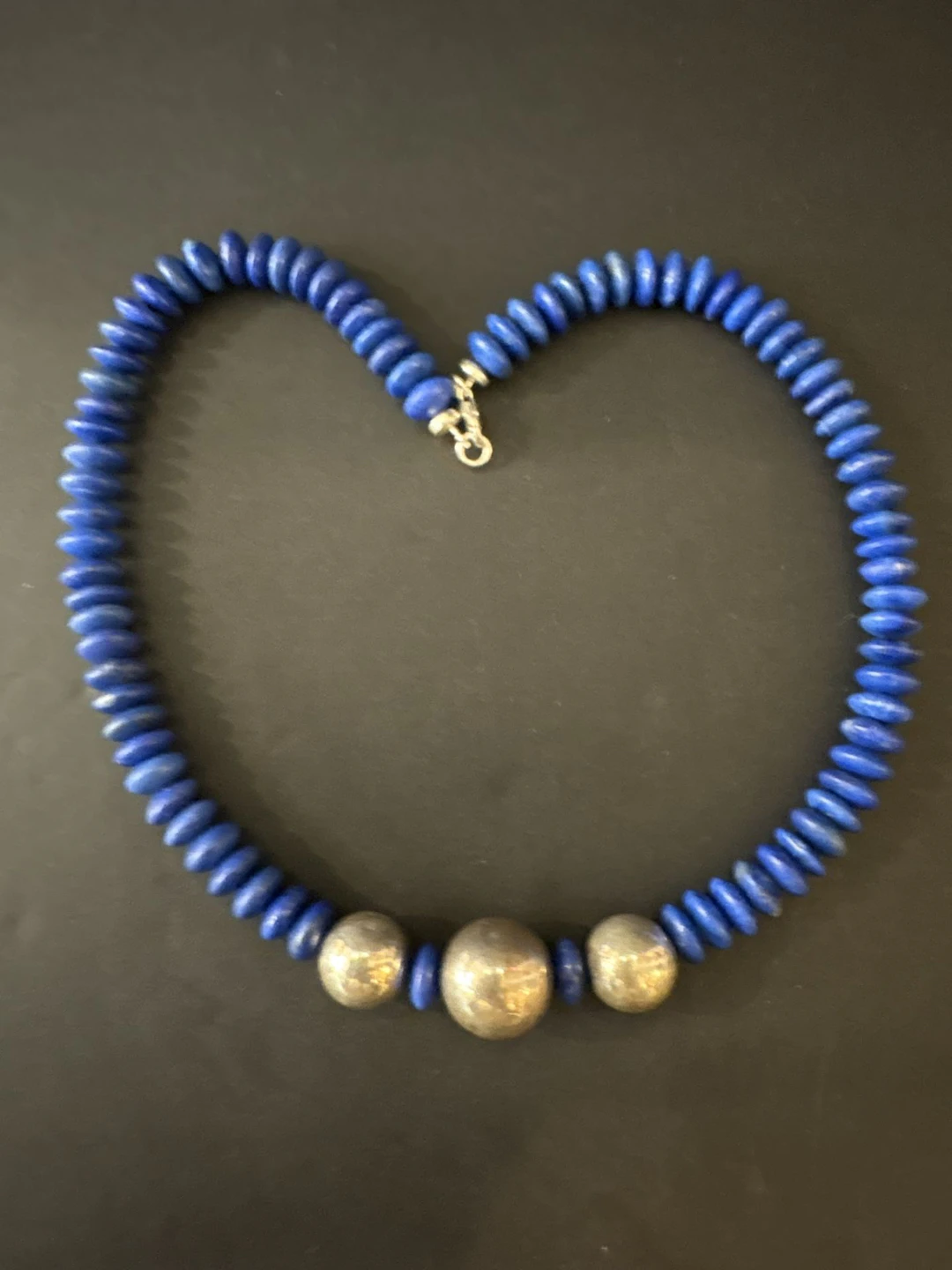 Collier composé de disques bombés de lapis-lazuli ponctués d - Lot 185