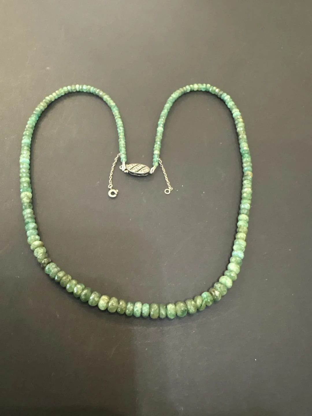 Collier composé de perles d’émeraude facettées en chute. Fer - Lot 110