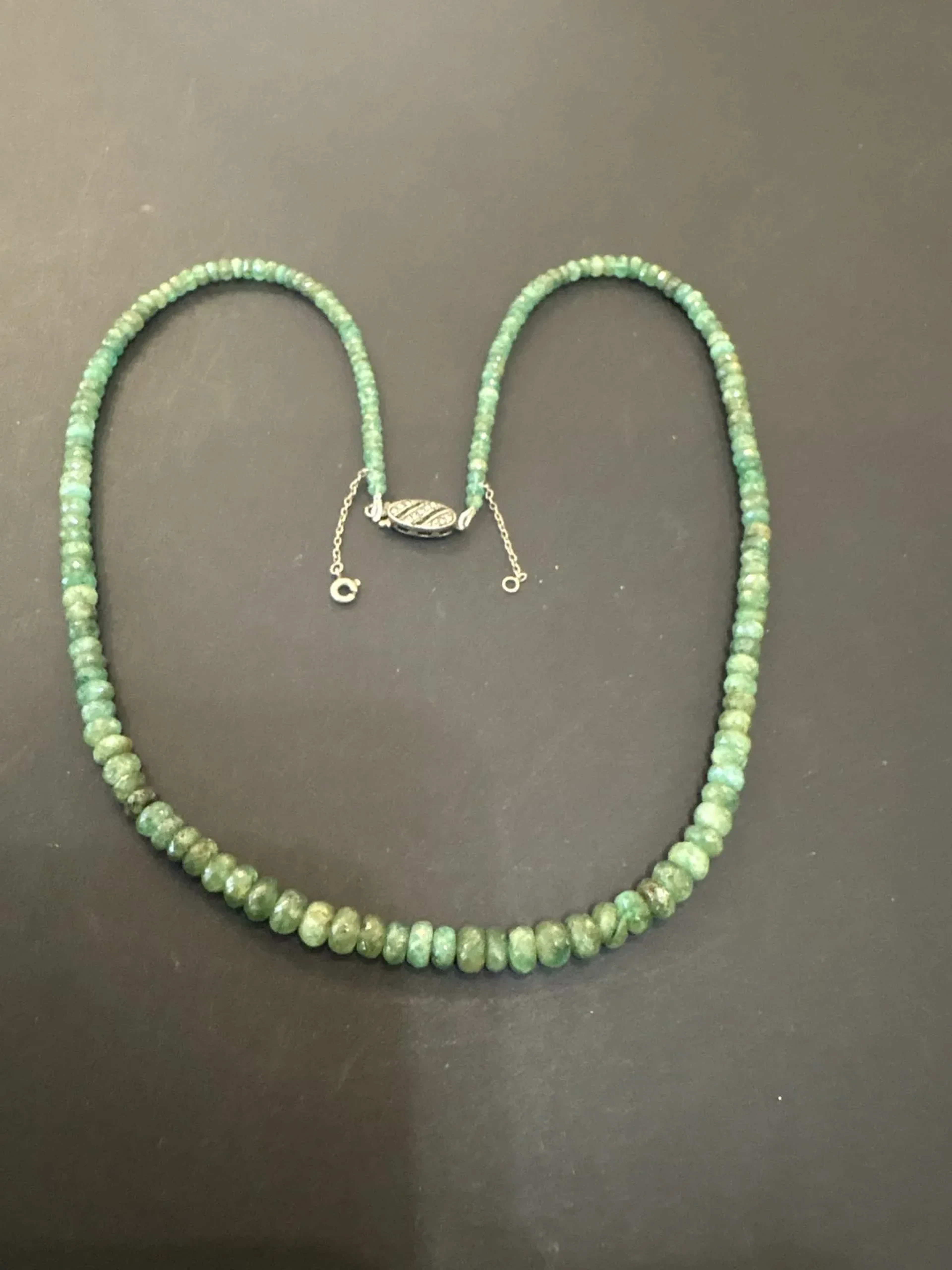 Collier composé de perles d’émeraude facettées en chute. Fer - Lot 110