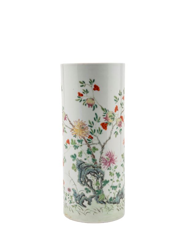 A FAMILLE ROSE PORCELAIN HATSTAND, China, Republic period (1912-1949)