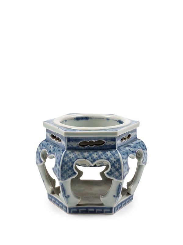 AN HEXAGONAL BLUE AND WHITE PORCELAIN BASIN, Japan, Meiji period (1868-1912)