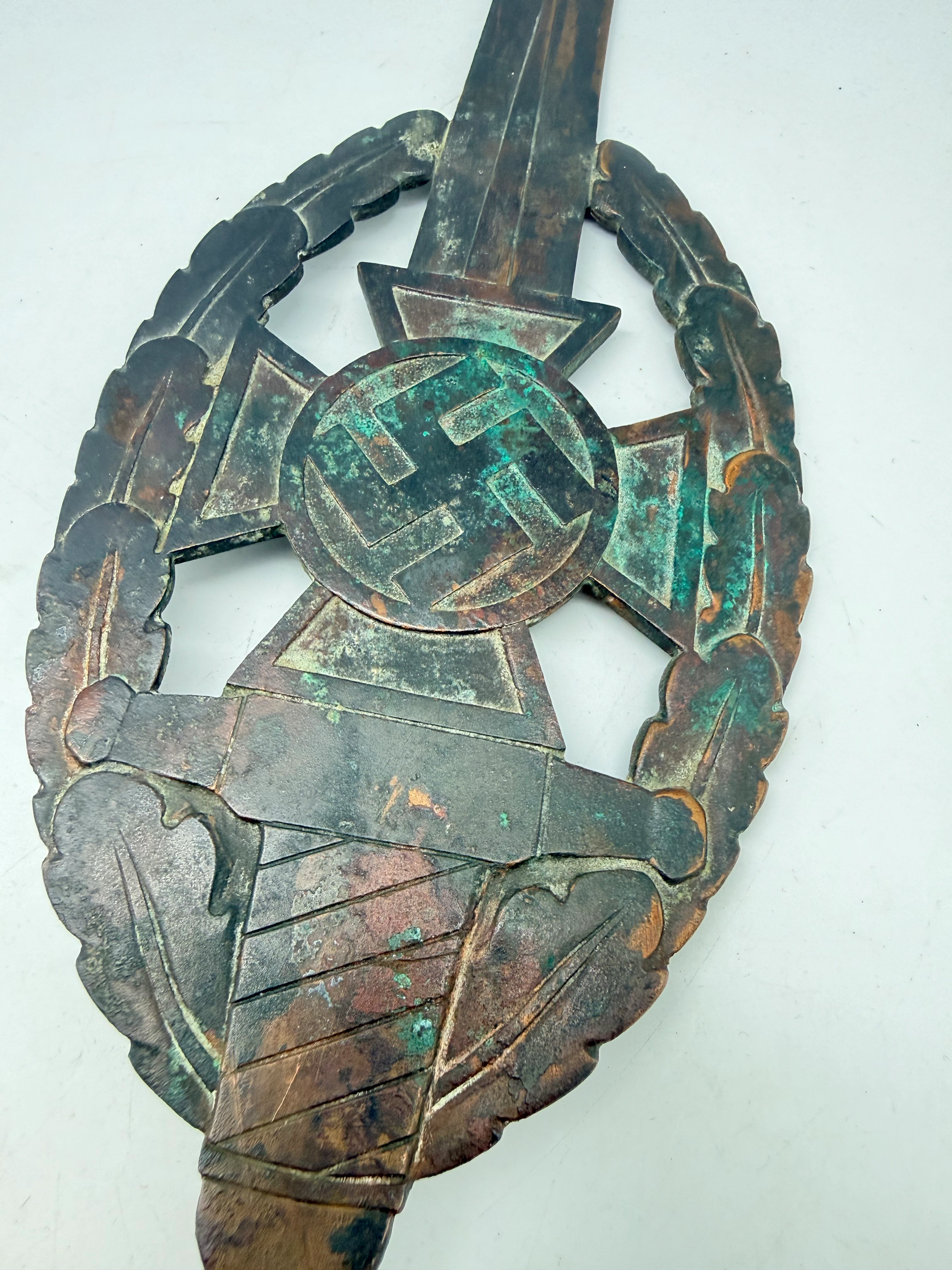 Fahnenspitze des NSKOV , bronze original fundet i Berlin efter afbrænding