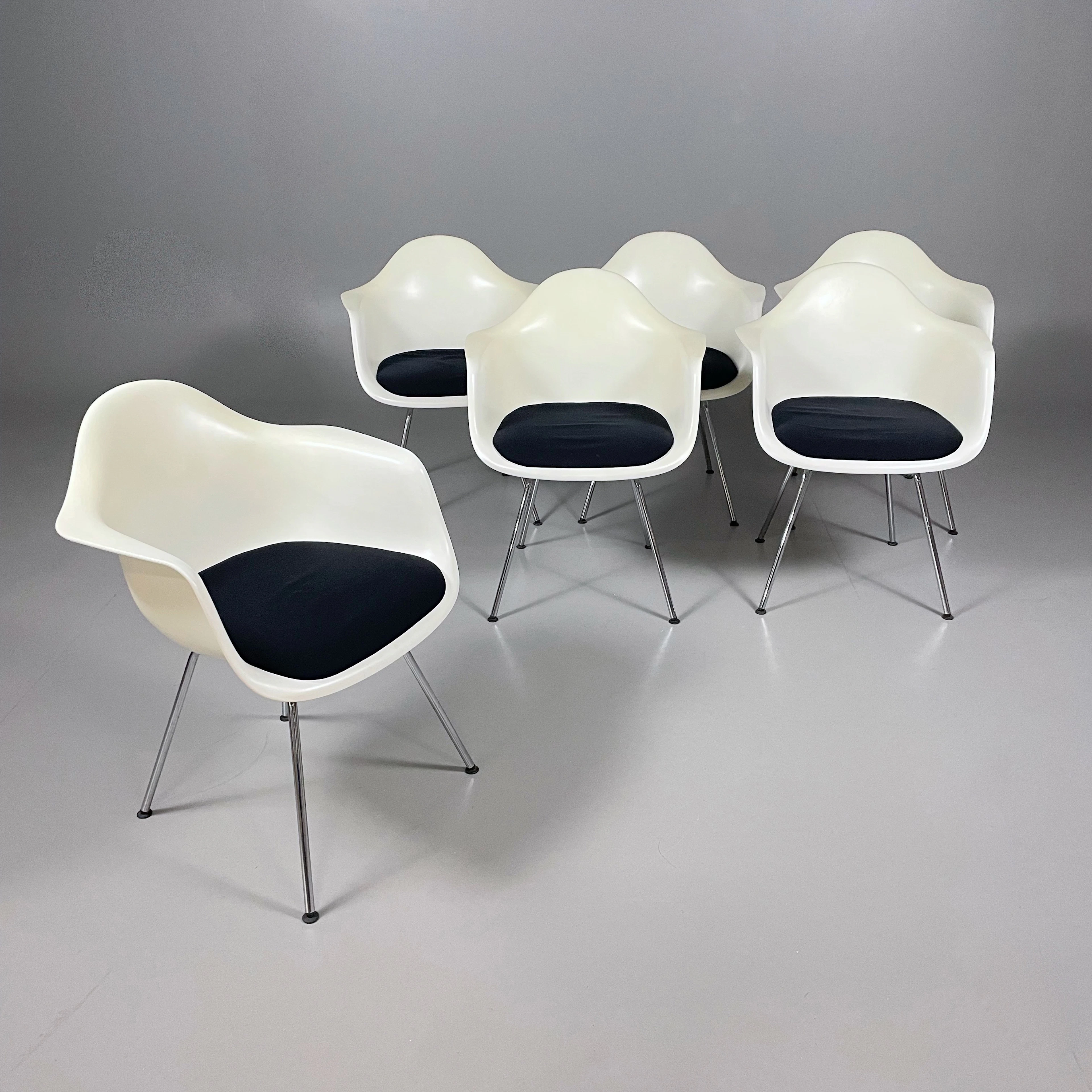 6st Karmstolar Vitra Eames Plastic Armchair DAX