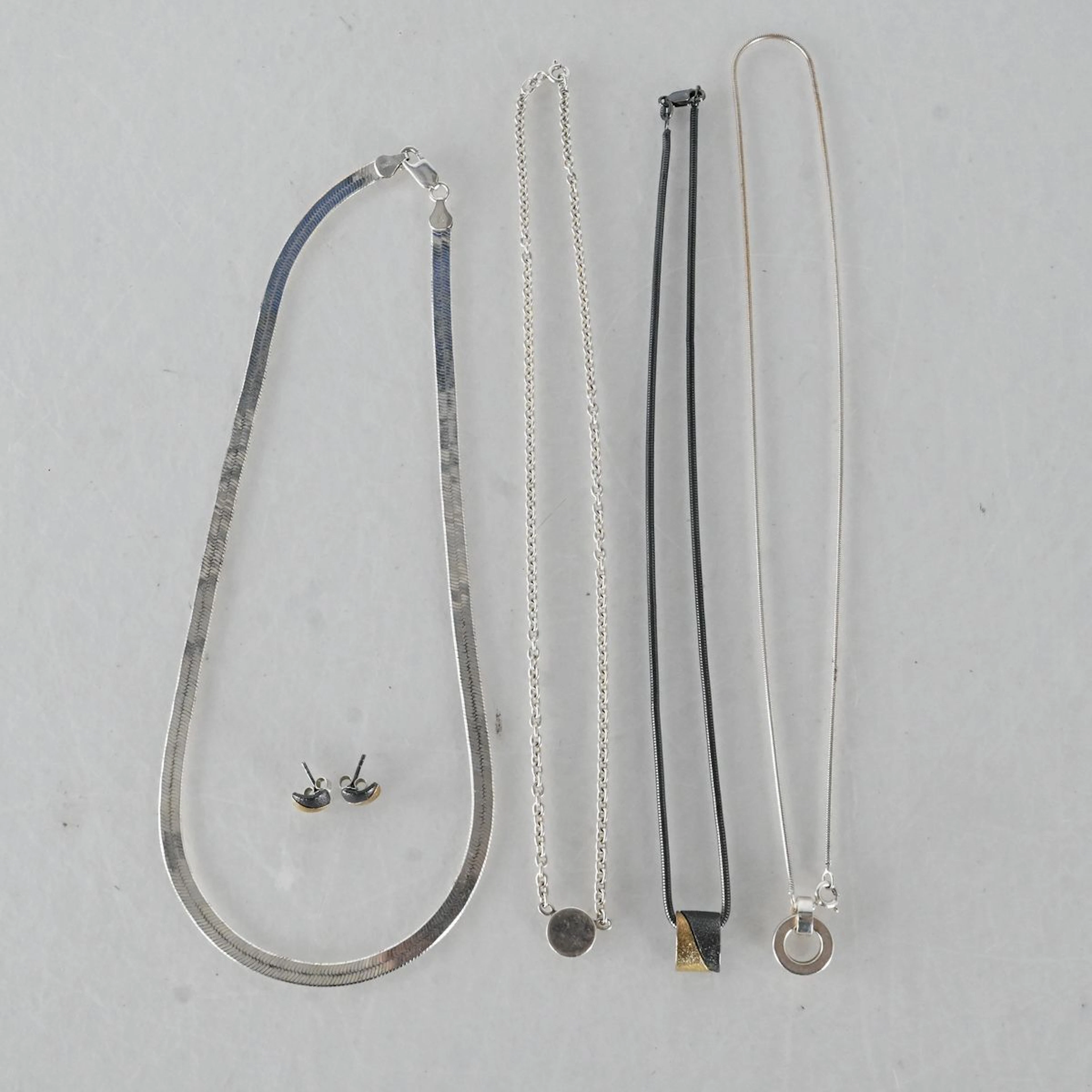 4 silverhalsband och 2 silverörhängen