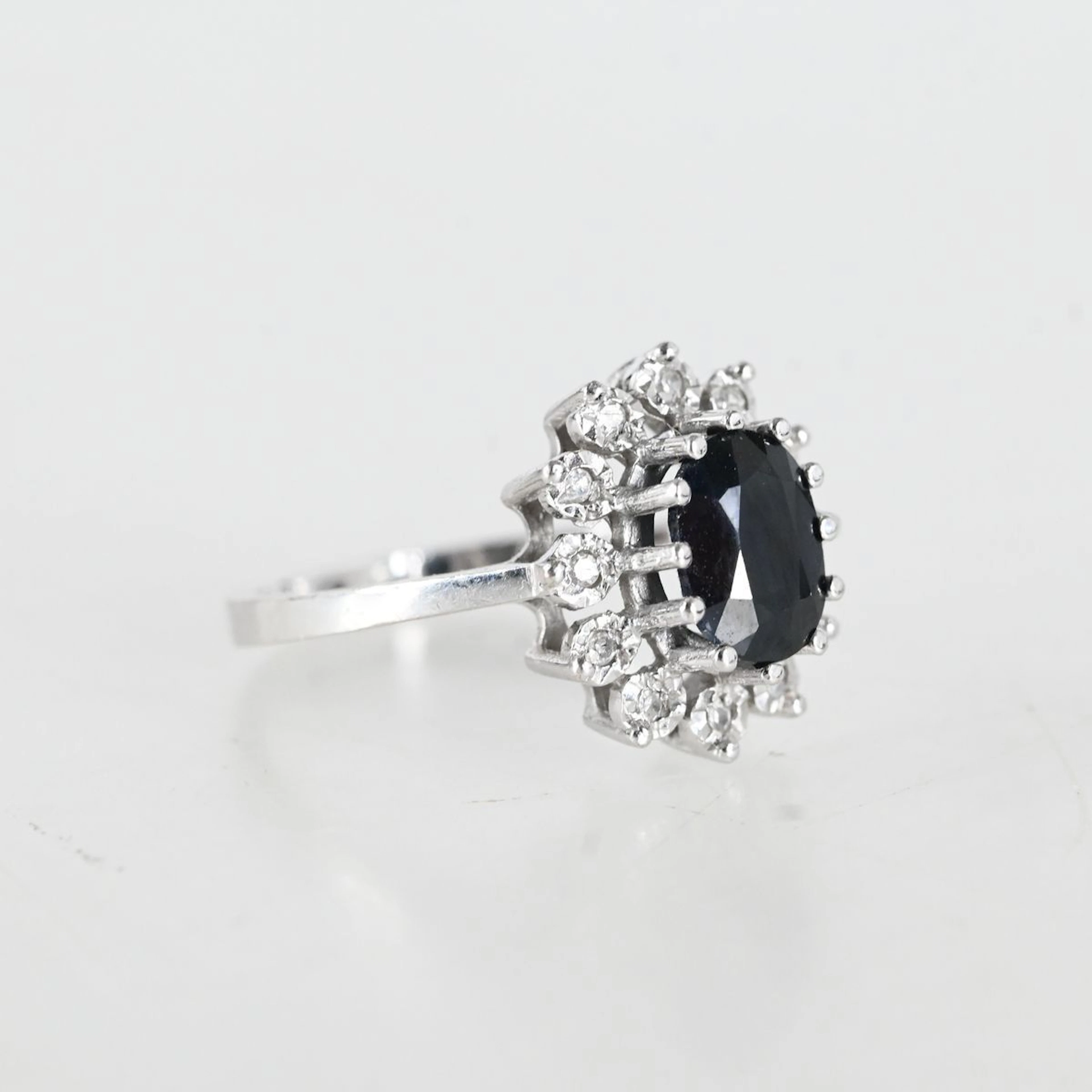 Ring med safir och 12 diamanter, 18K vitt Guld