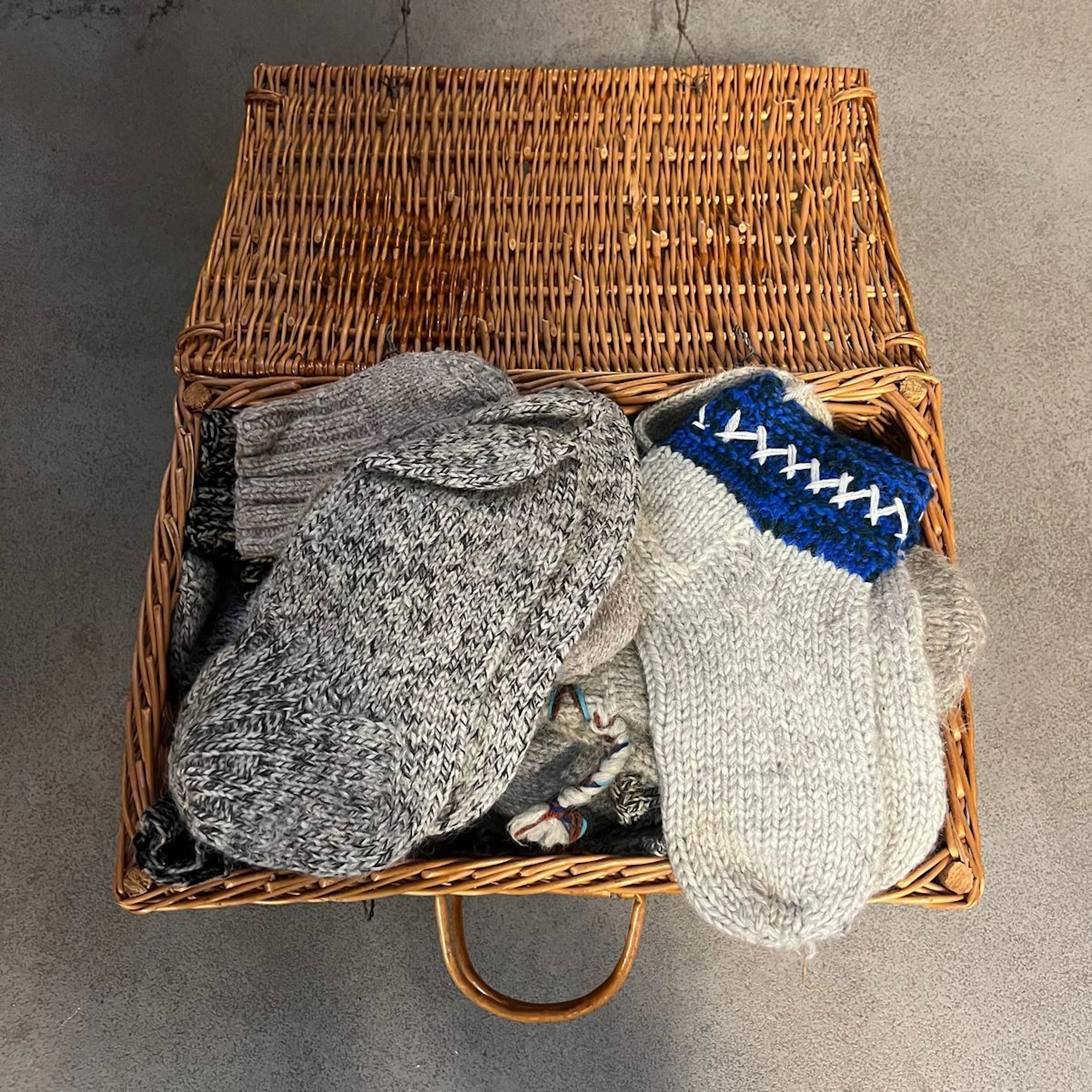 Korg med stickade sockar och vantar