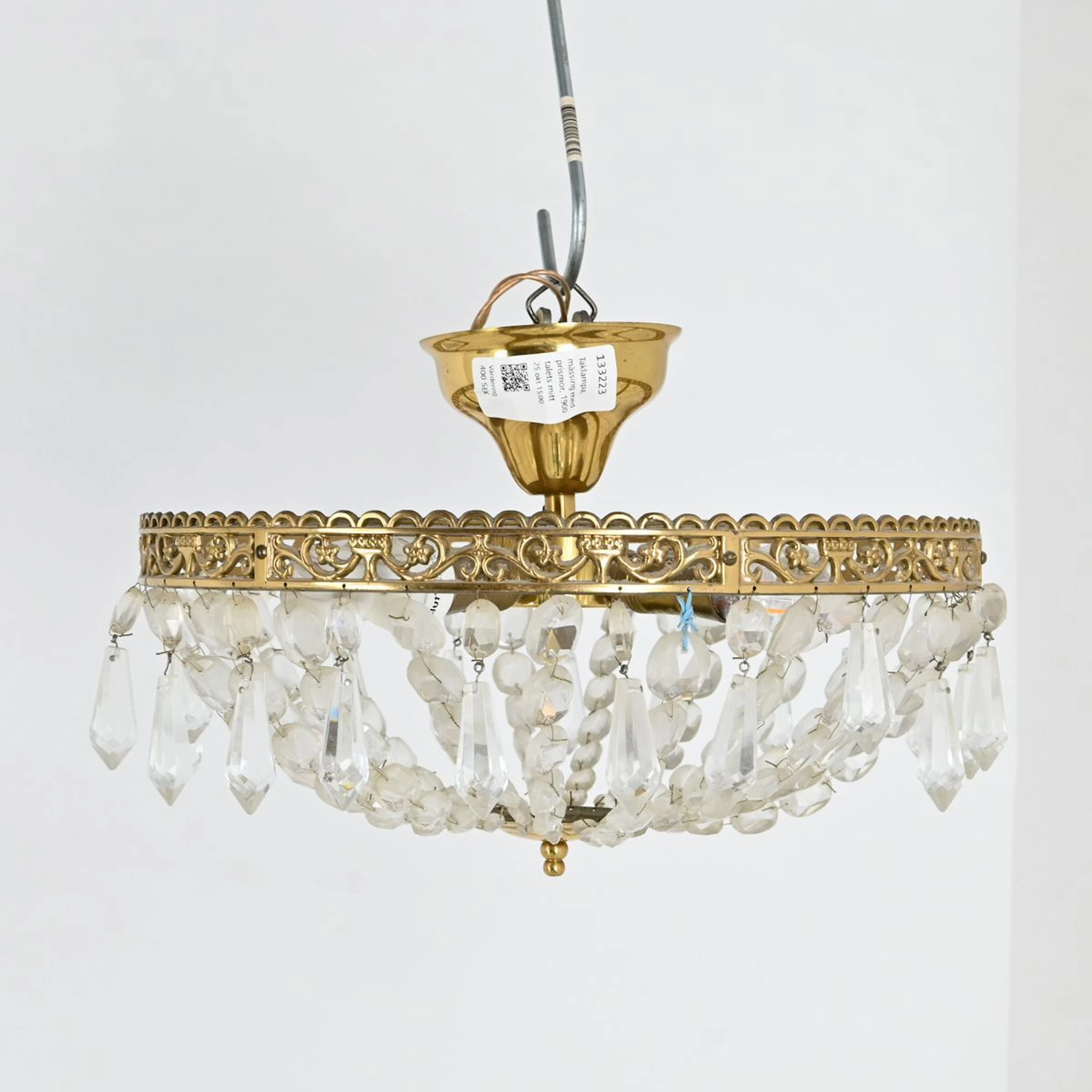 Taklampa, mässing med prismor, 1900 talets mitt