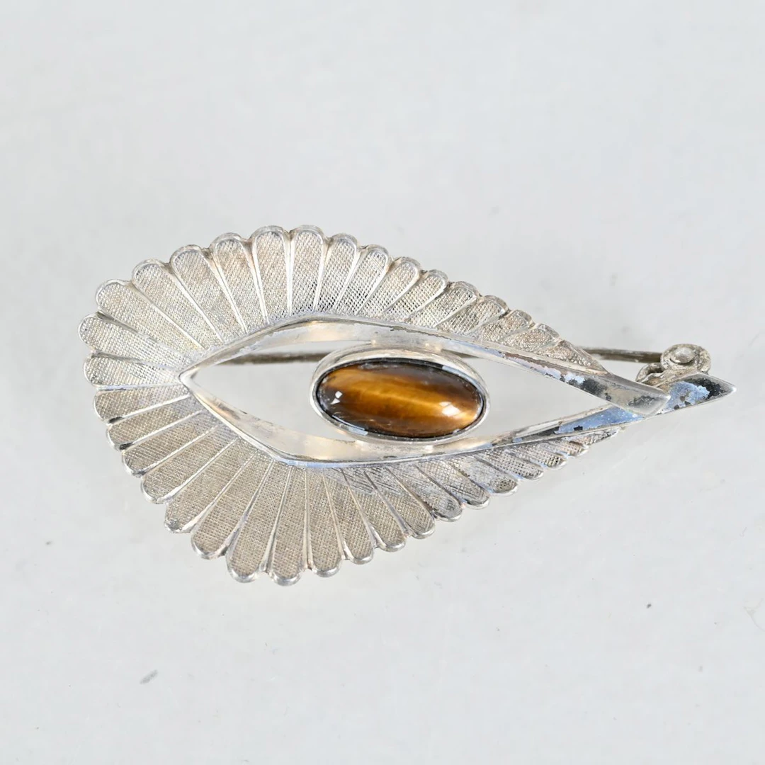 Brosch med tigeröga, Silver