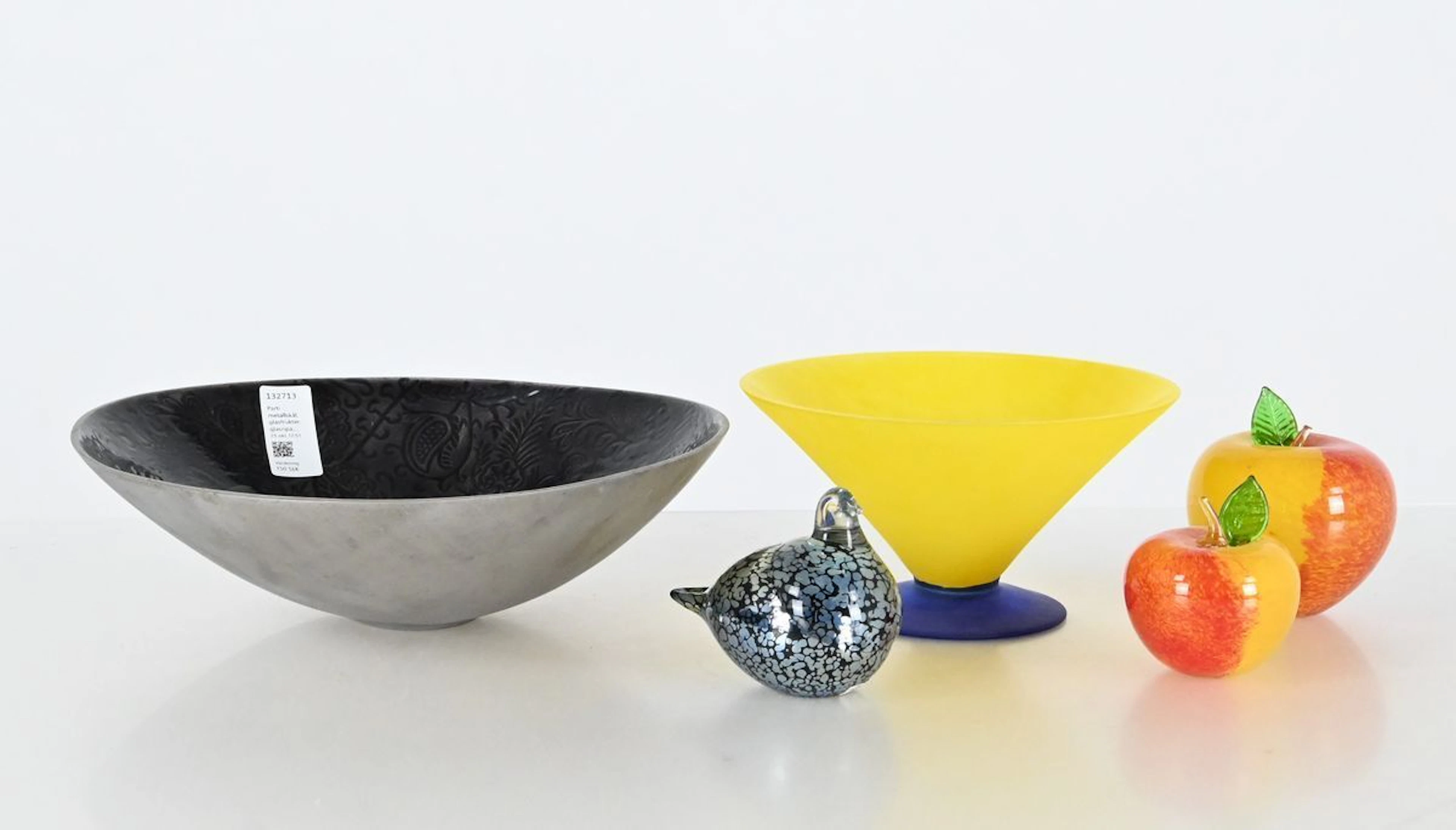 Parti metallskål, glasfrukter, glasripa, glasskål