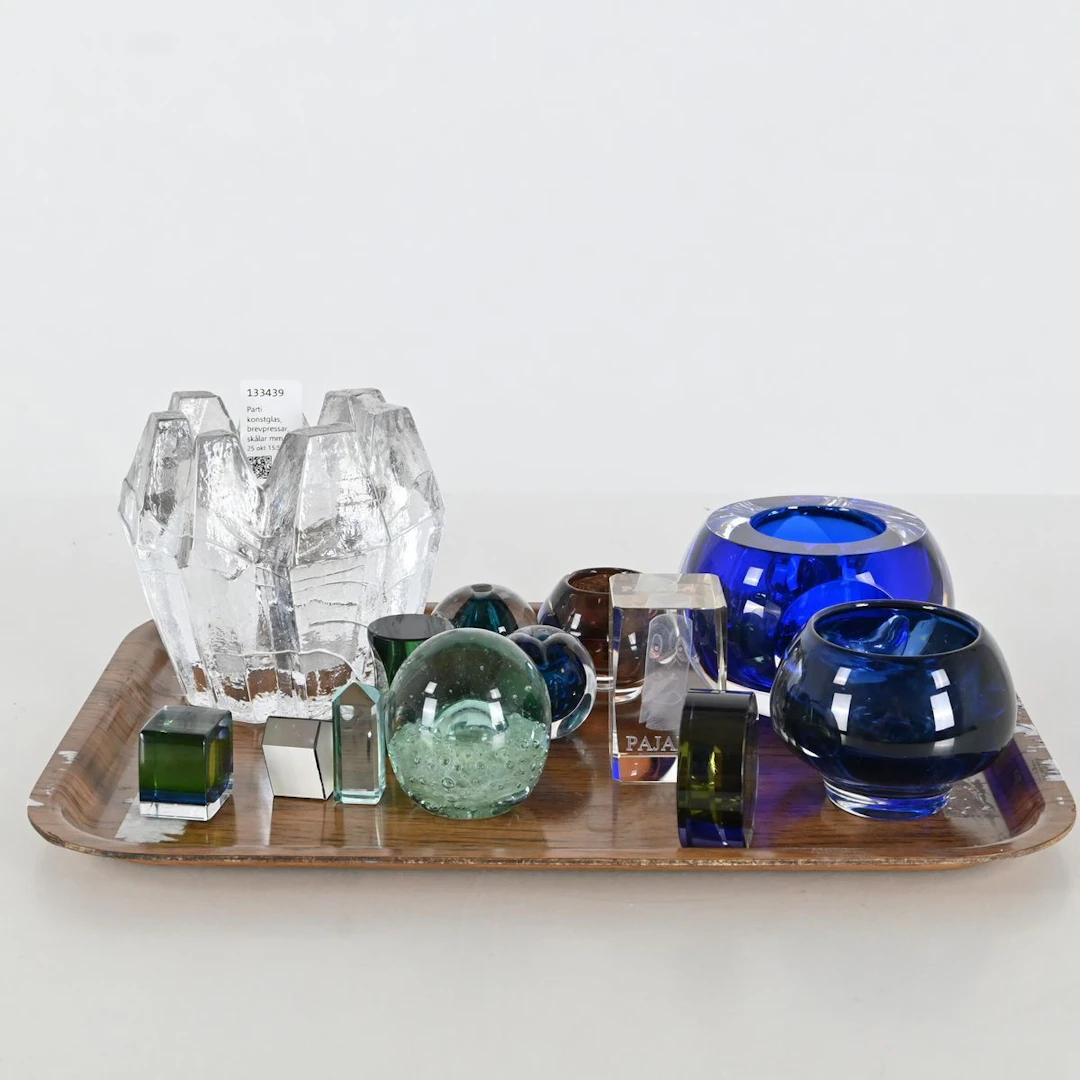 Parti konstglas, brevpressar, skålar mm. bla. Mona Morales-Schildt