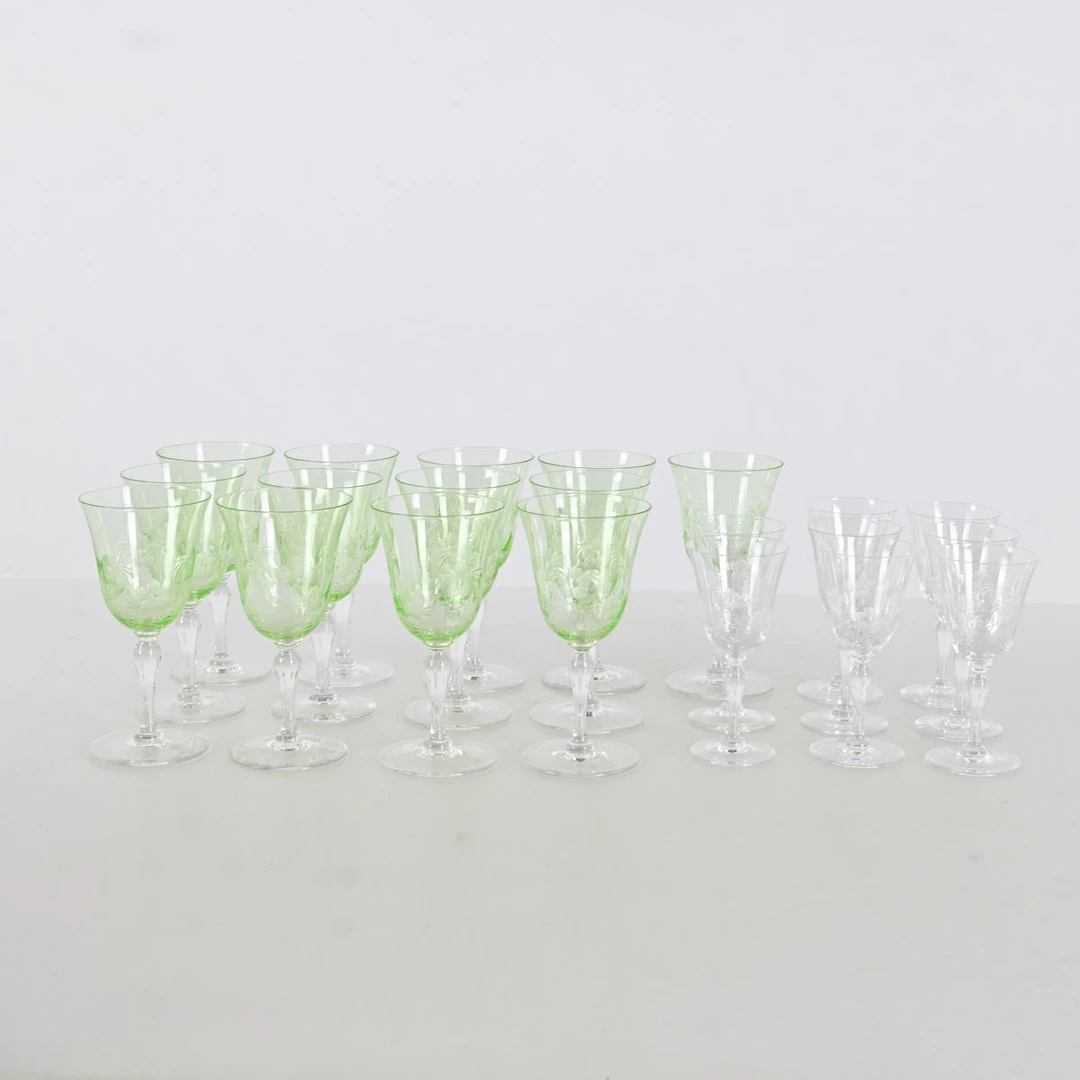 13 Vitinsglas och 8 starkvinsglas