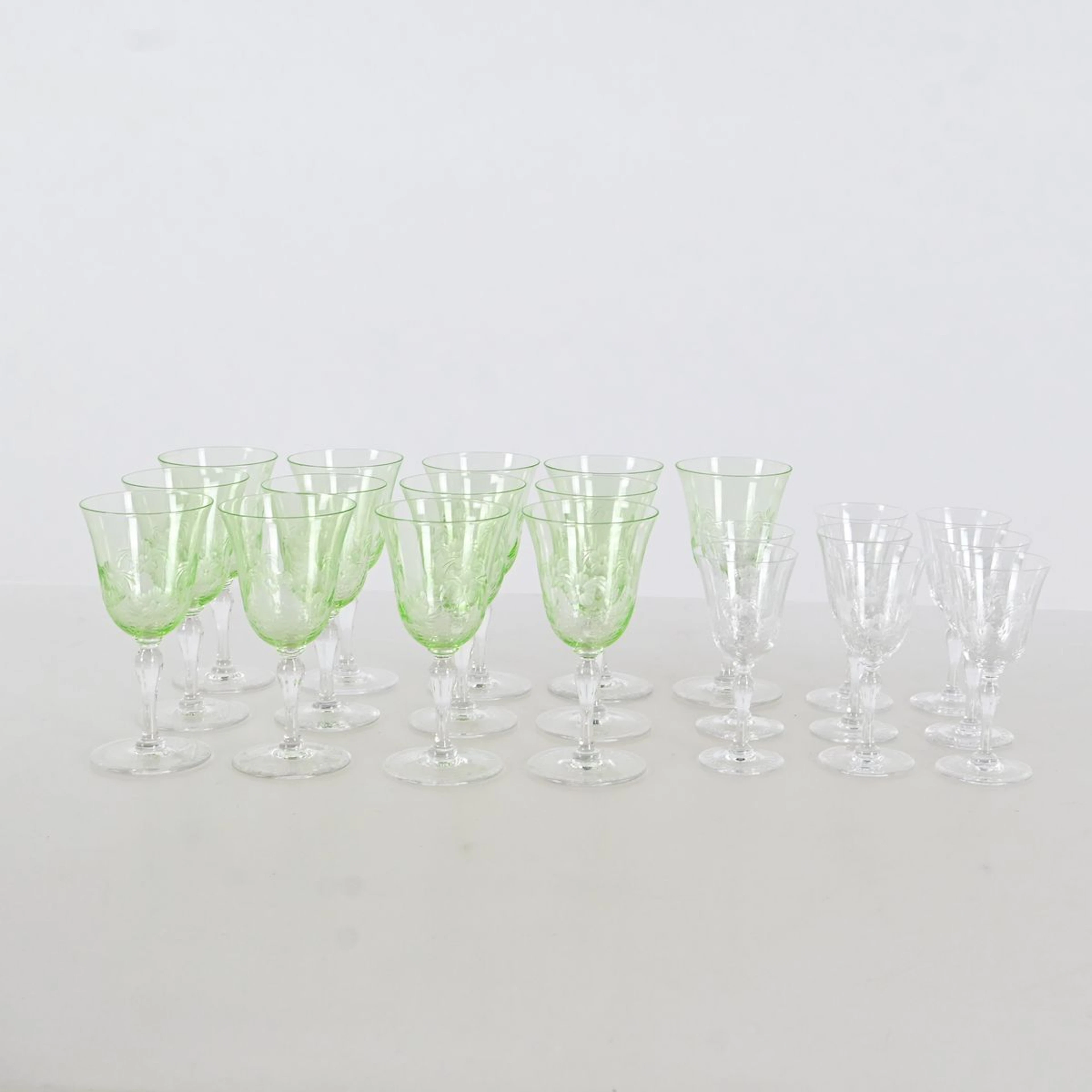 13 Vitinsglas och 8 starkvinsglas