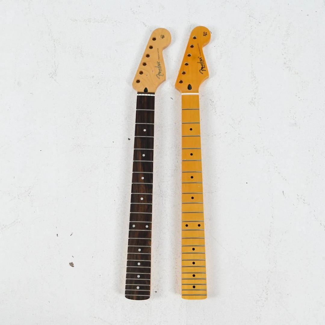 2 Gitarrhalsar, märkta Fender