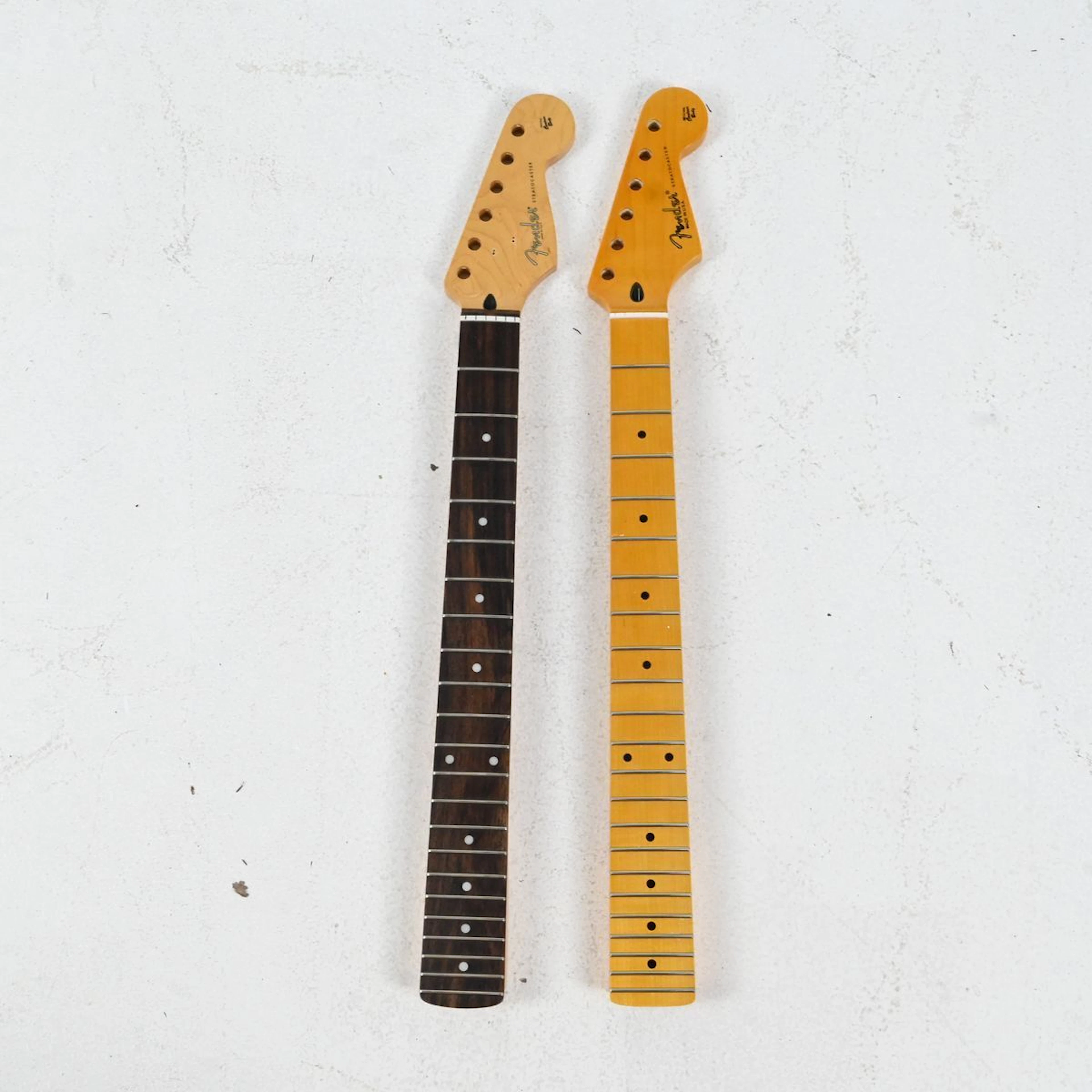2 Gitarrhalsar, märkta Fender