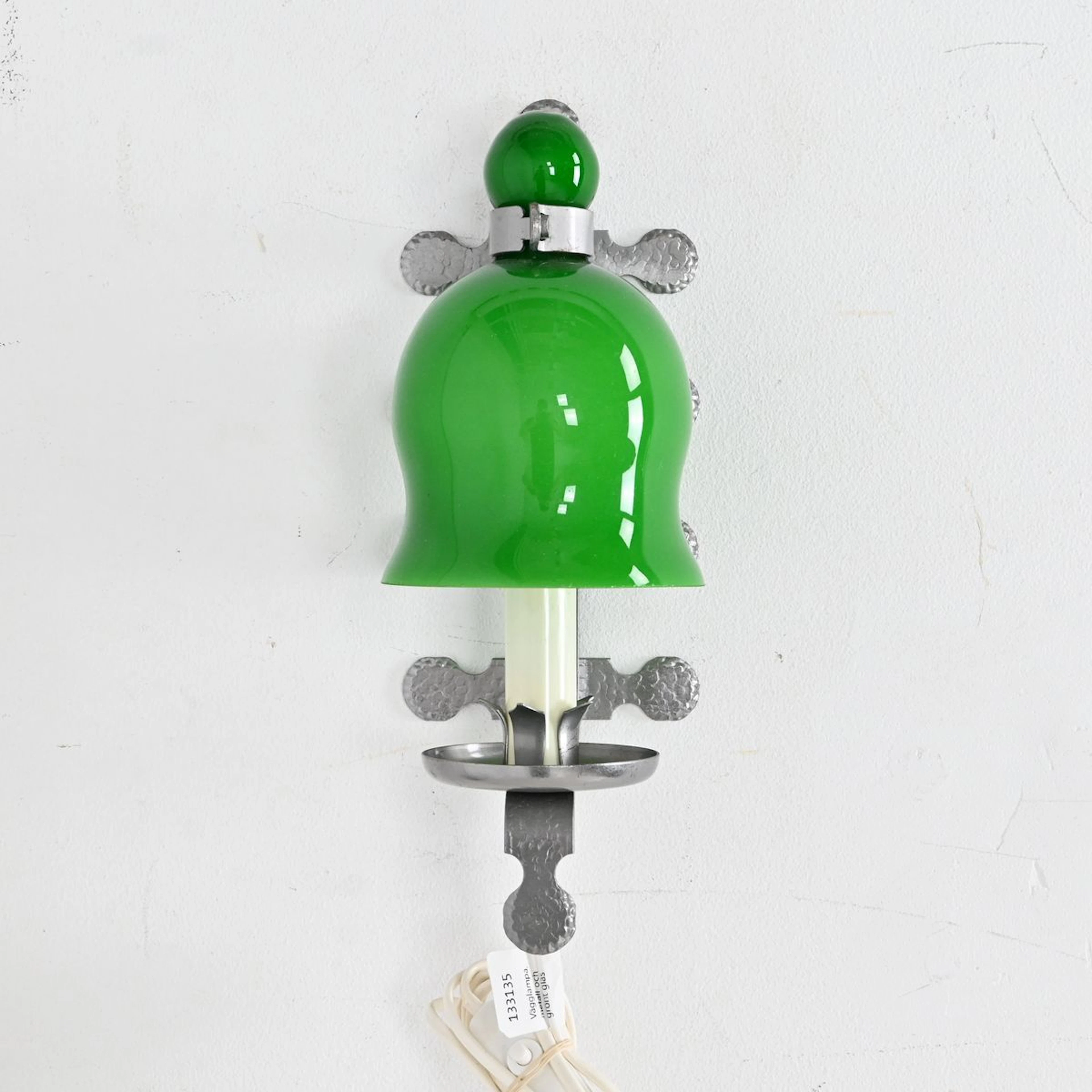 Vägglampa, metall och grönt glas