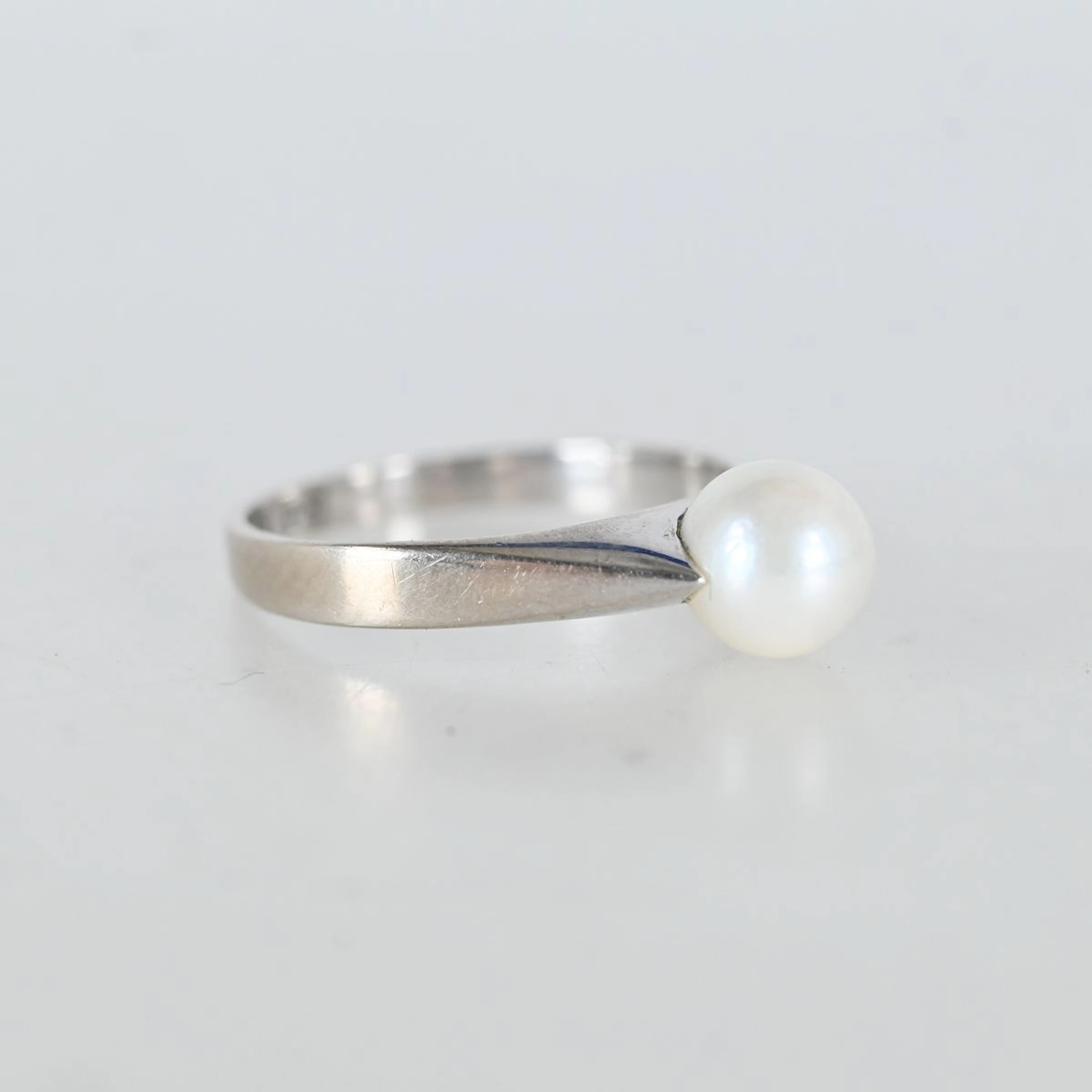 Ring, Vitt guld med odlad pärla, 18K
