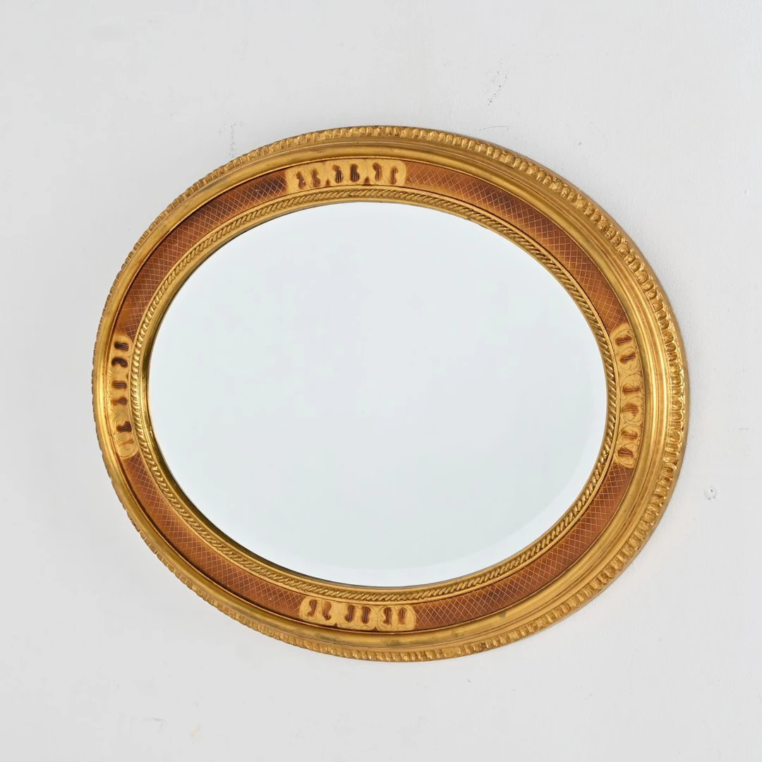 Oval spegel med guldram