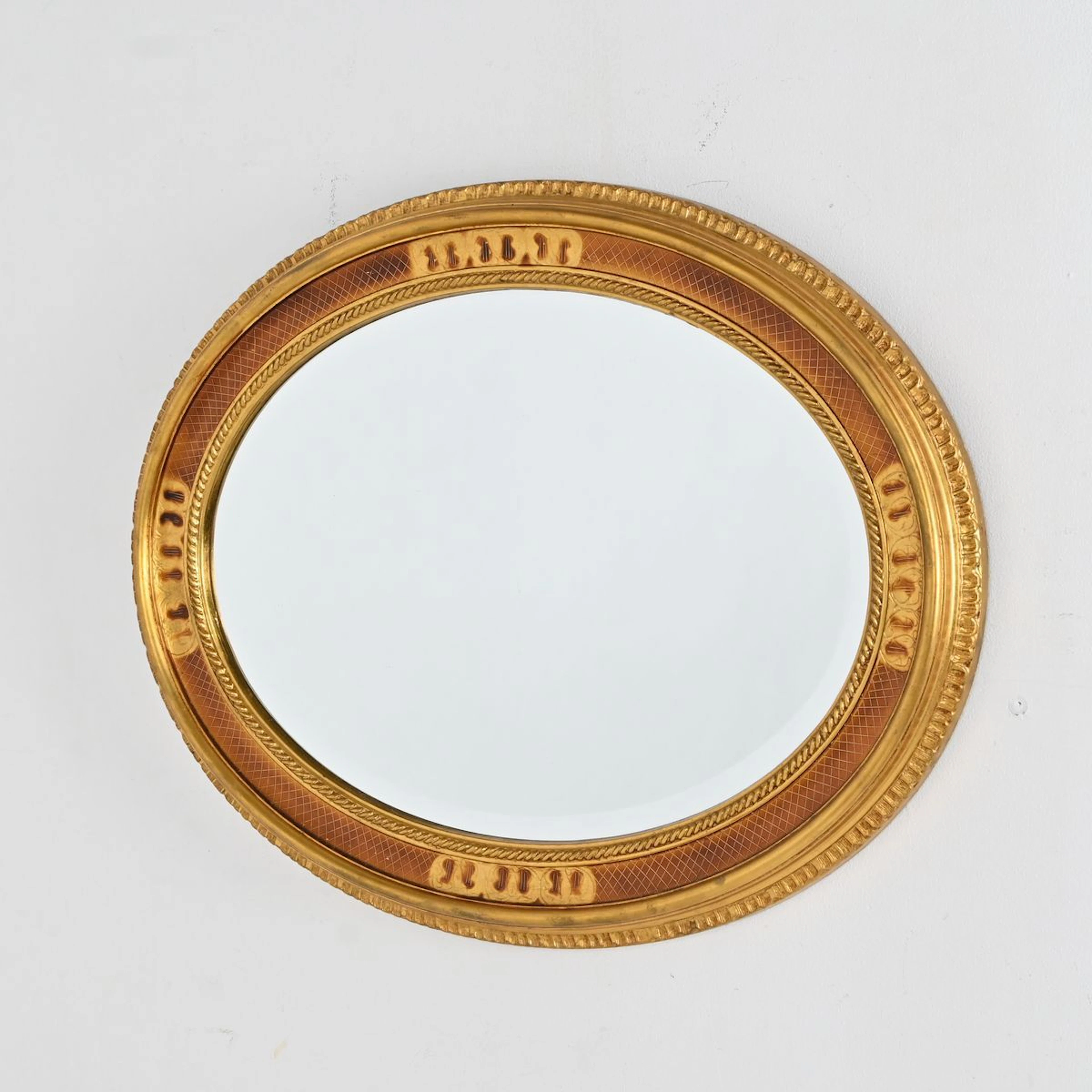Oval spegel med guldram