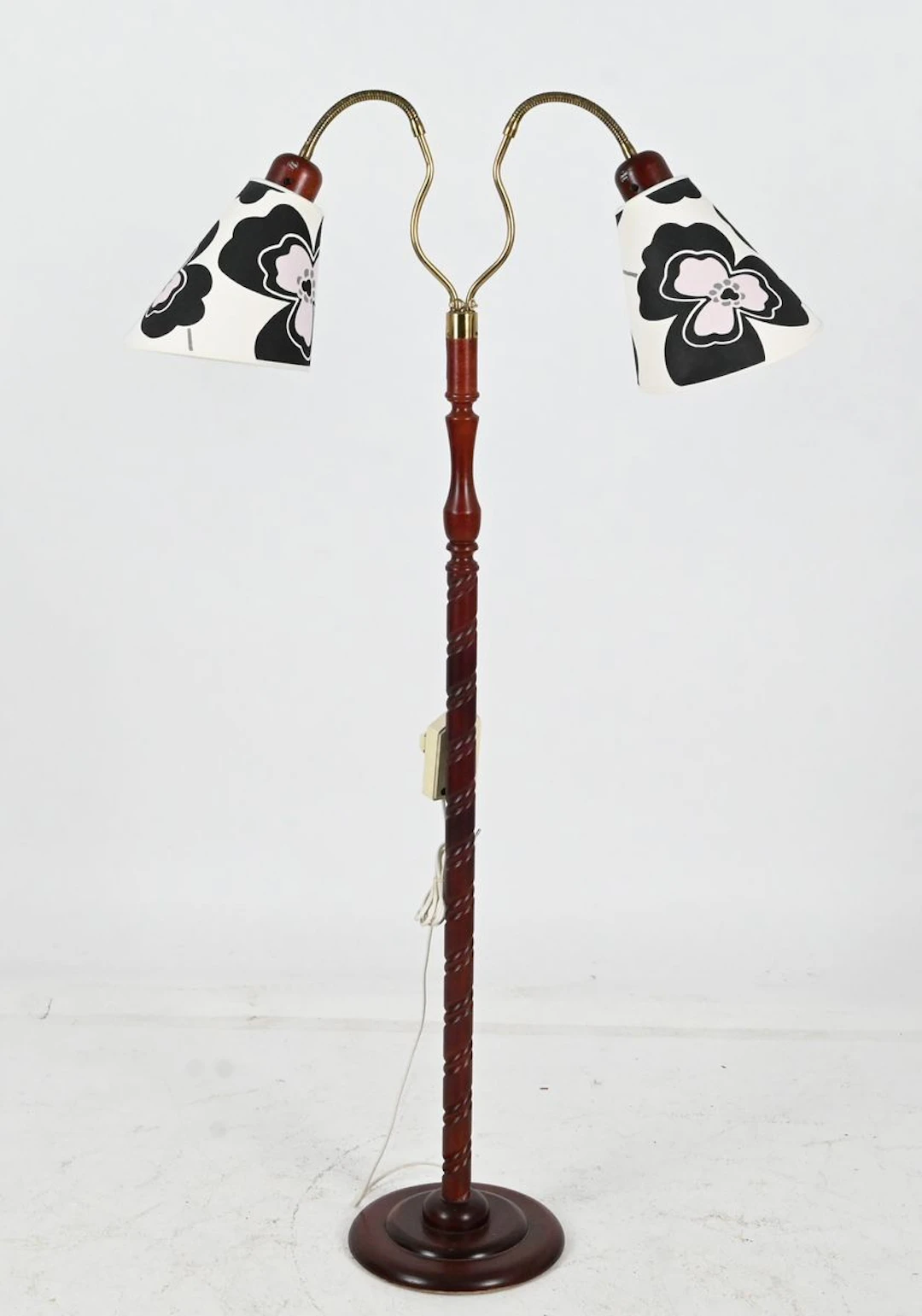 Golvlampa, 2 arm, trä och mässing