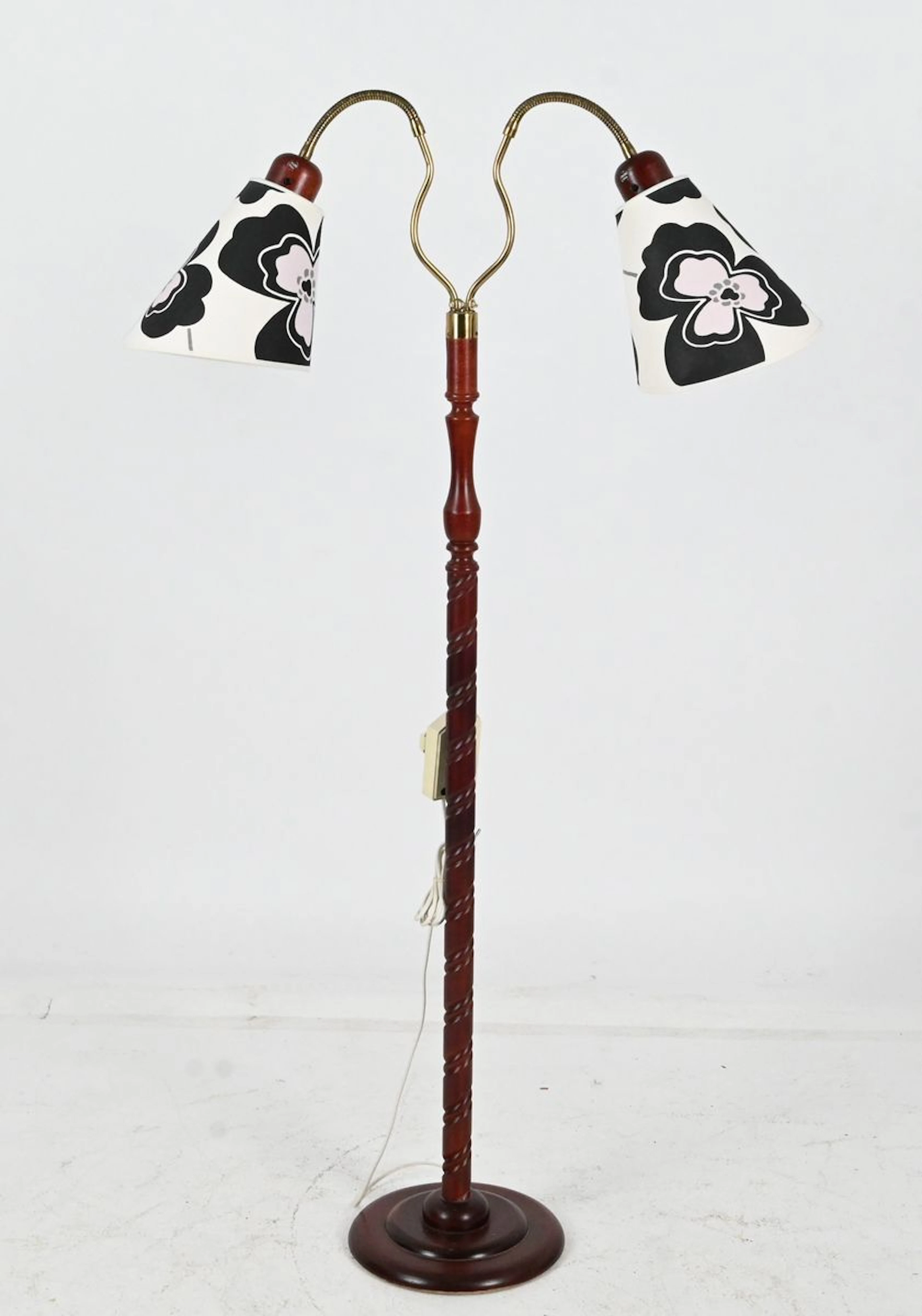 Golvlampa, 2 arm, trä och mässing