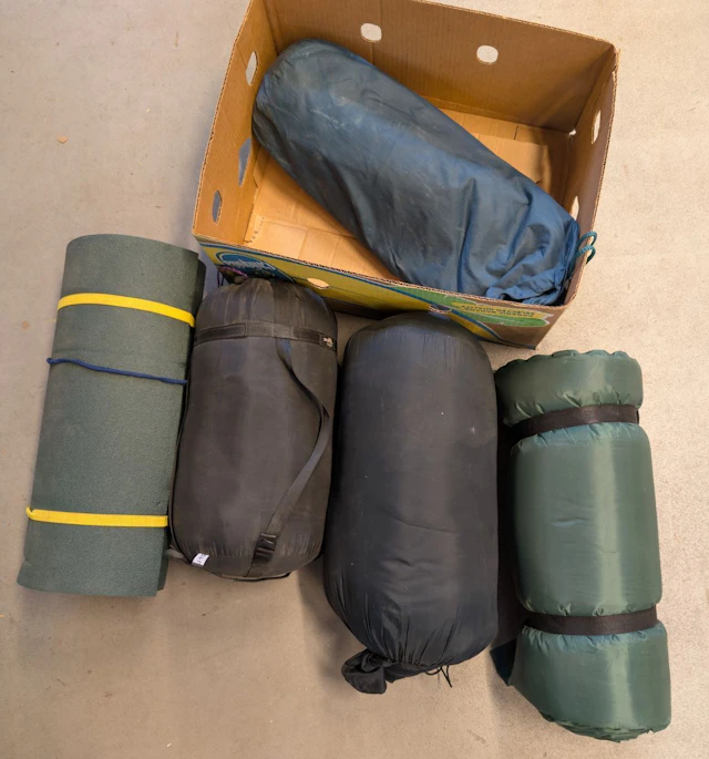 Parti, 2 sovsäckar, 2 liggunderlag, tält