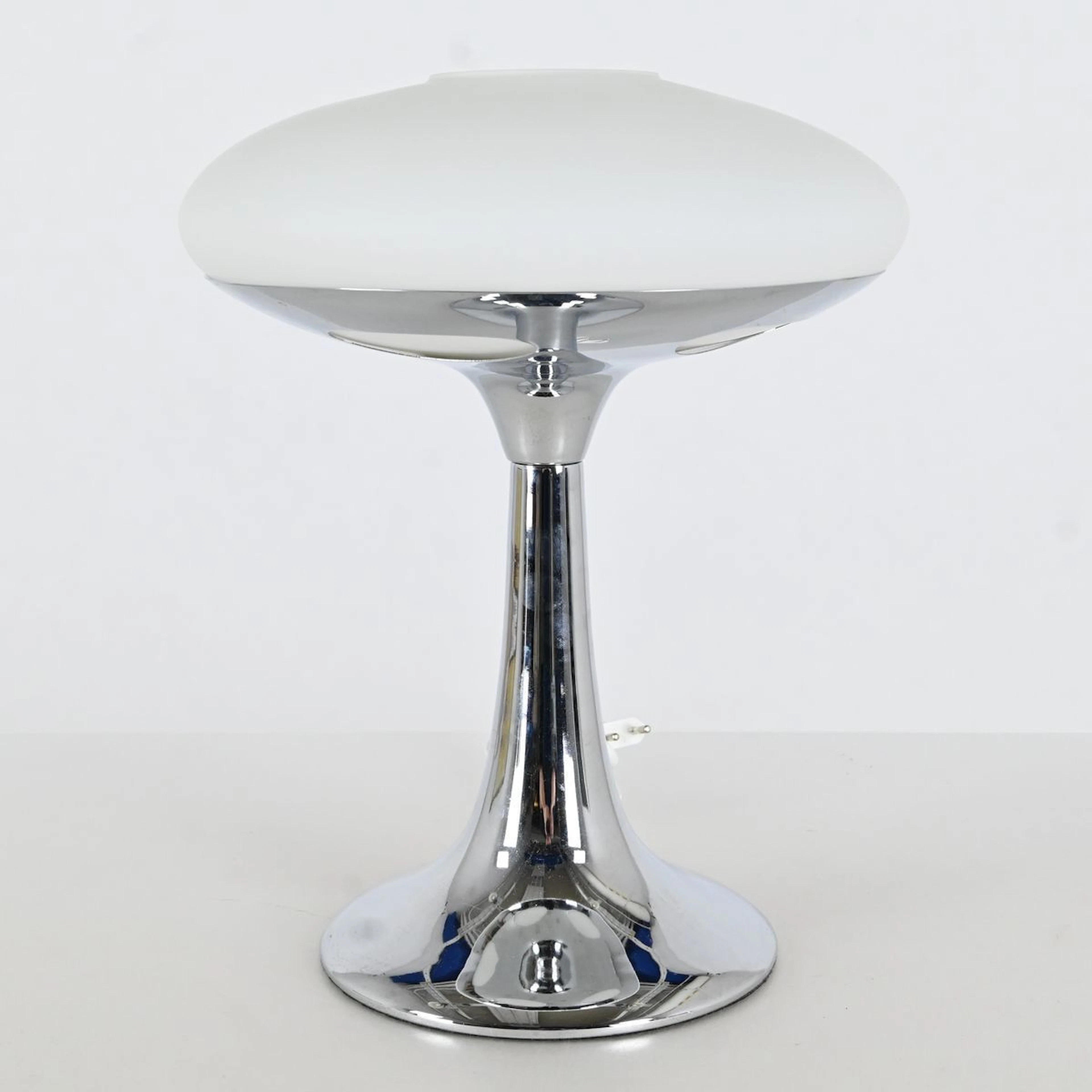 Bordslampa, Krom och vitt glas
