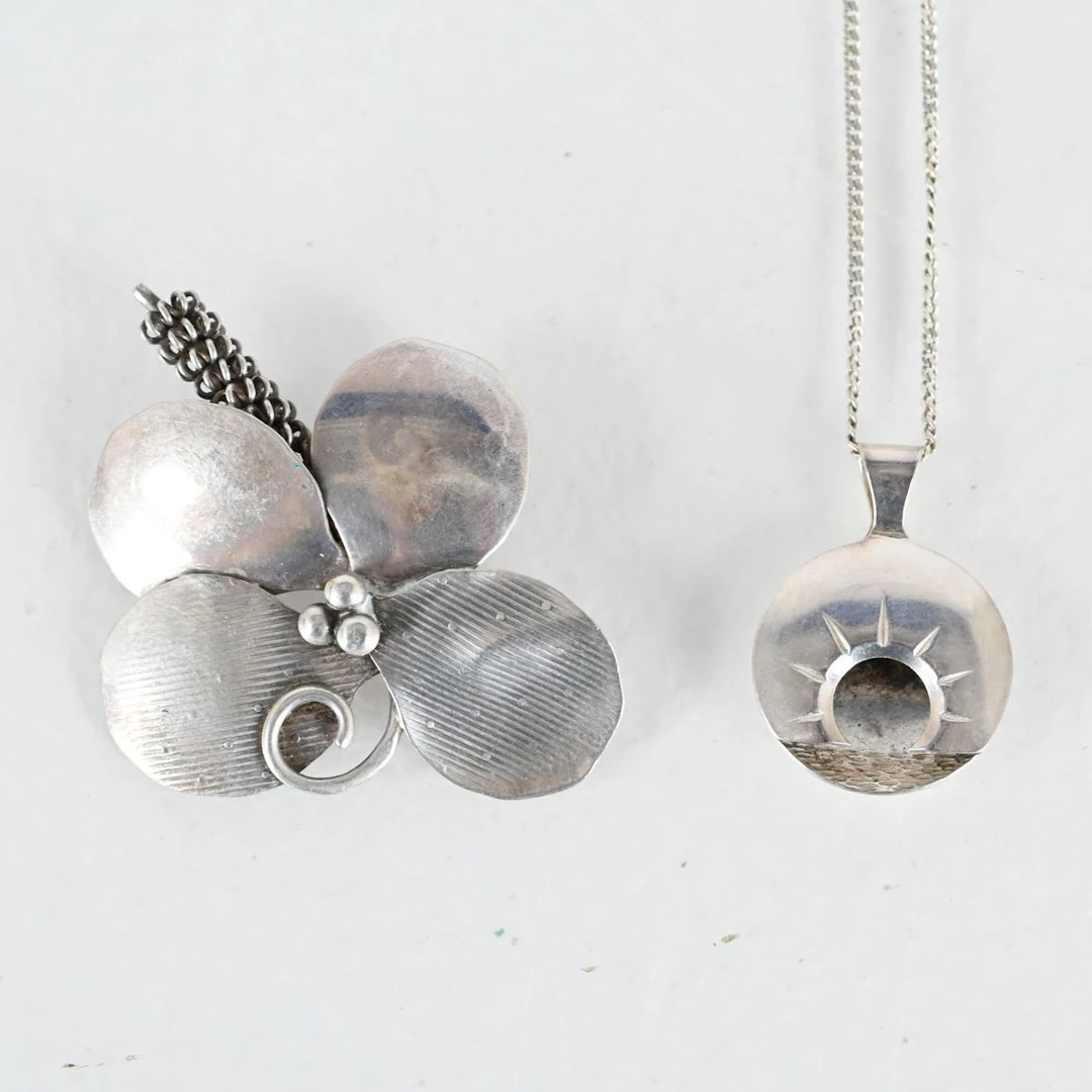 Halsband med hänge "Midnattssol" samt brosch, silver