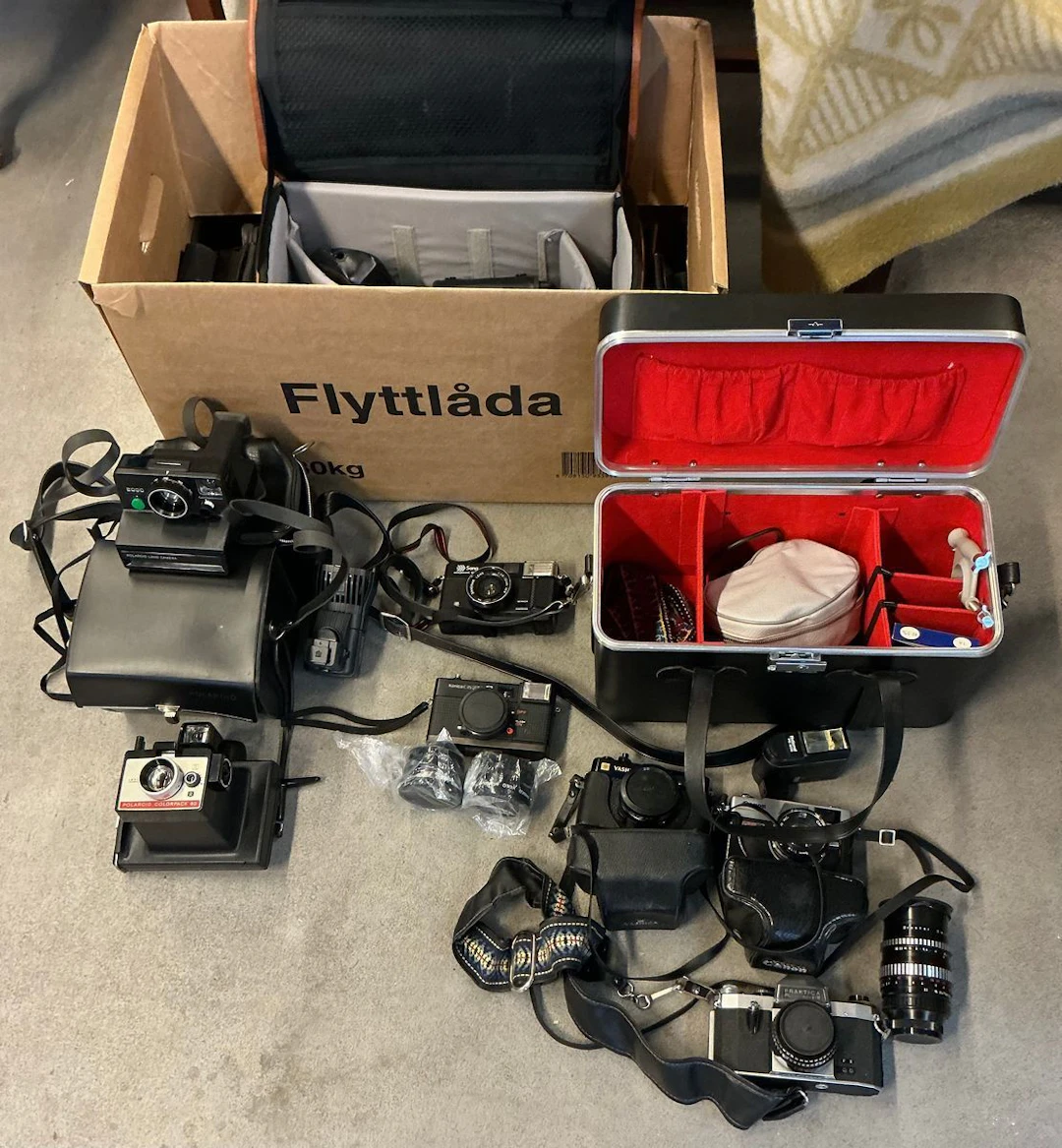 Parti analoga kameror, polaroidkameror, objektiv, blixtar, väskor mm.