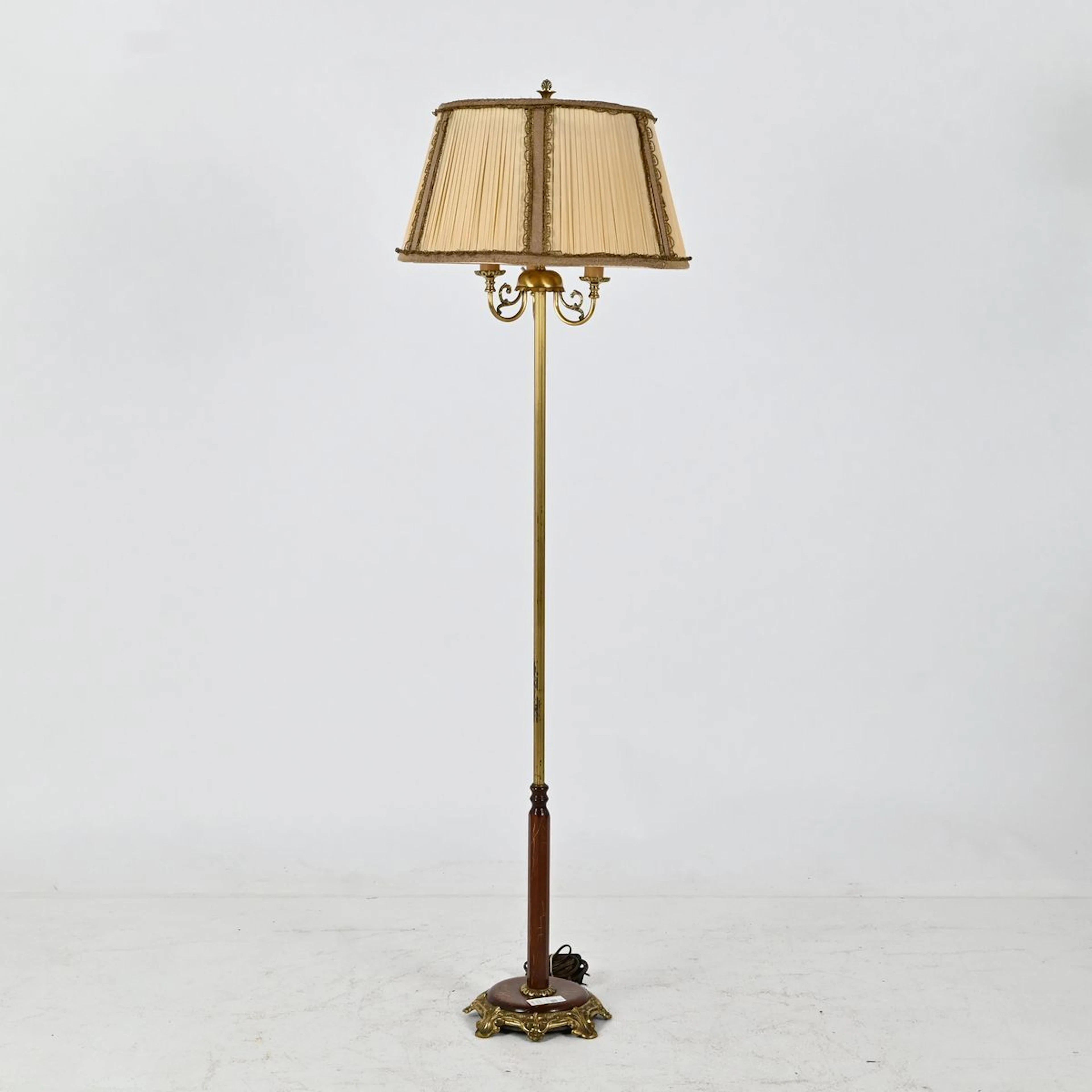Golvlampa, Mässing och trä