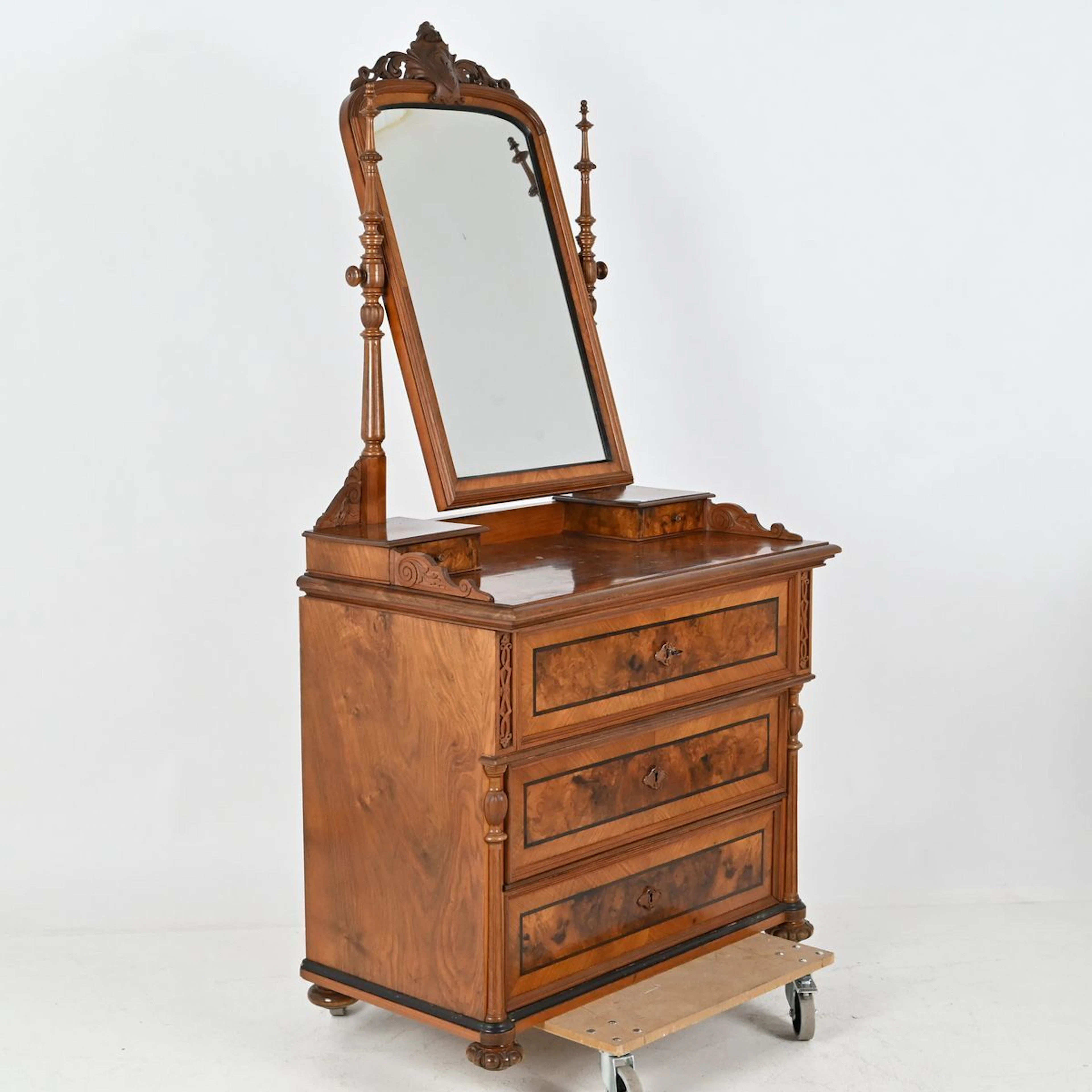 Spegelbyrå, Valnöt, Nyrenäsans, 1800 tal