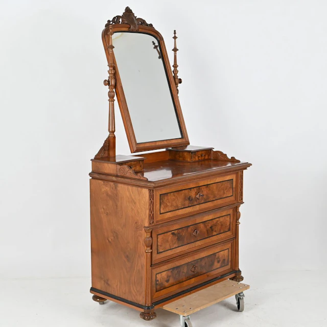 Spegelbyrå, Valnöt, Nyrenäsans, 1800 tal