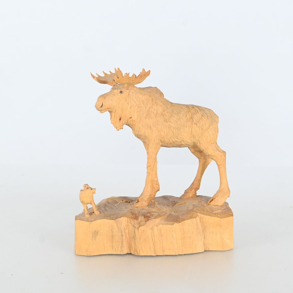 Martin Stenström, Träskulptur, älgtjur och hund, signerad M.S