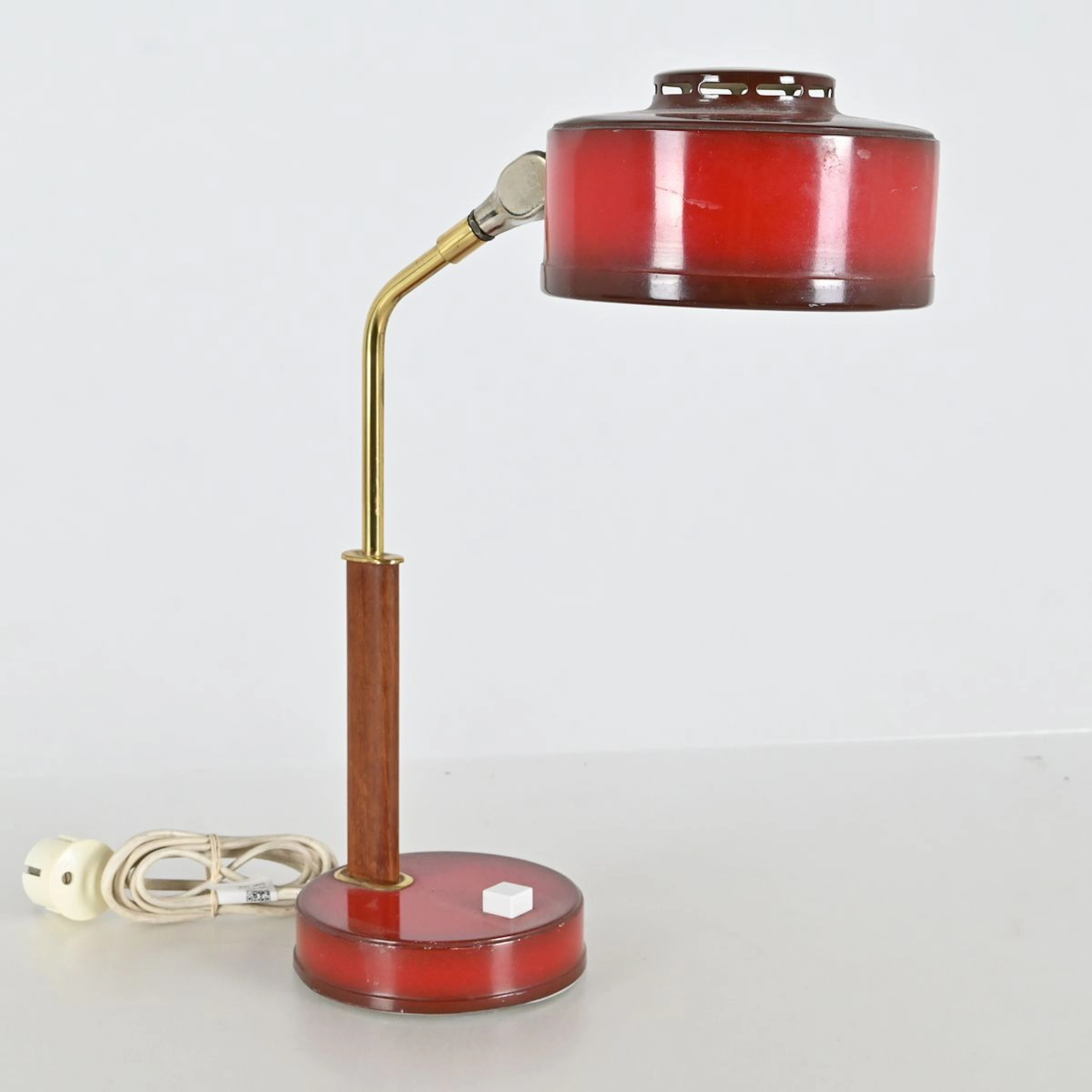 Bordslampa, röd metall, teak, mässing, BJS Skellefteå