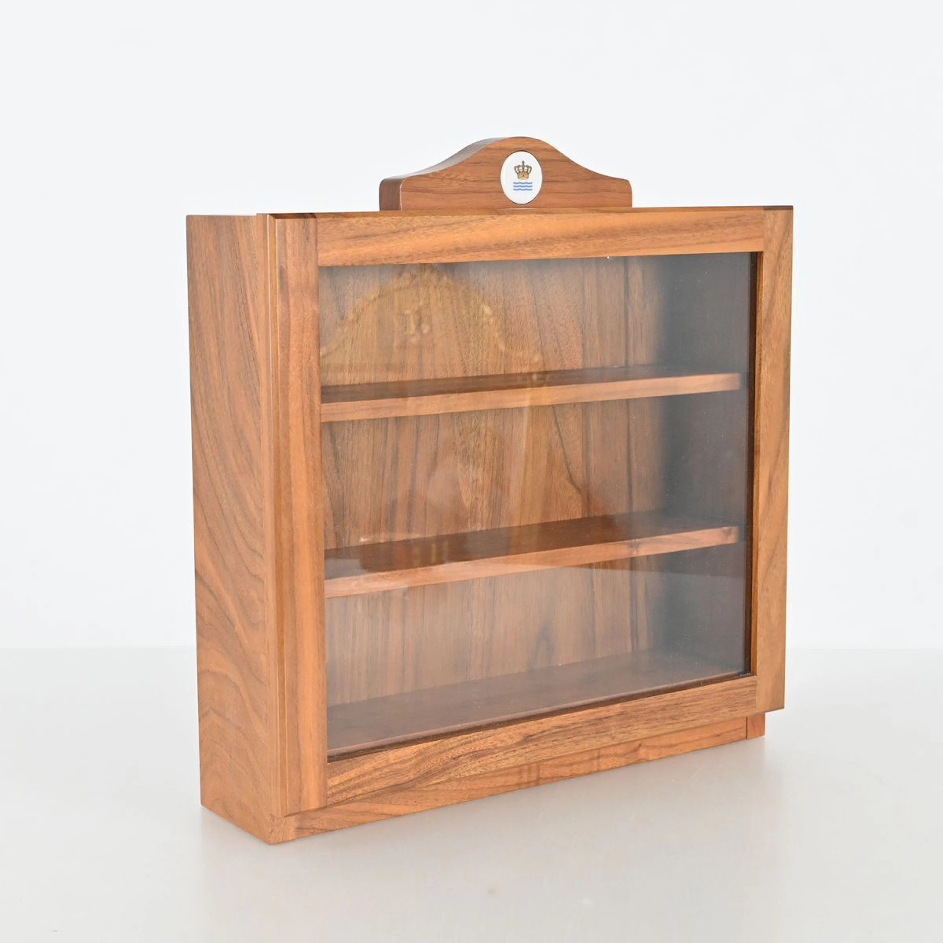 Litet väggvitrinskåp, teak
