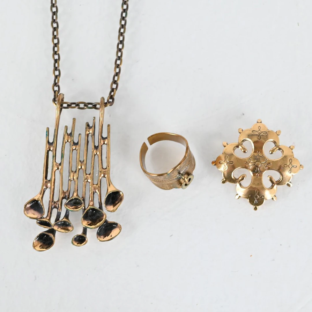 Halsband med hänge P. Sarpaneva, Brosch och ring Kalevala, Brons, Finland