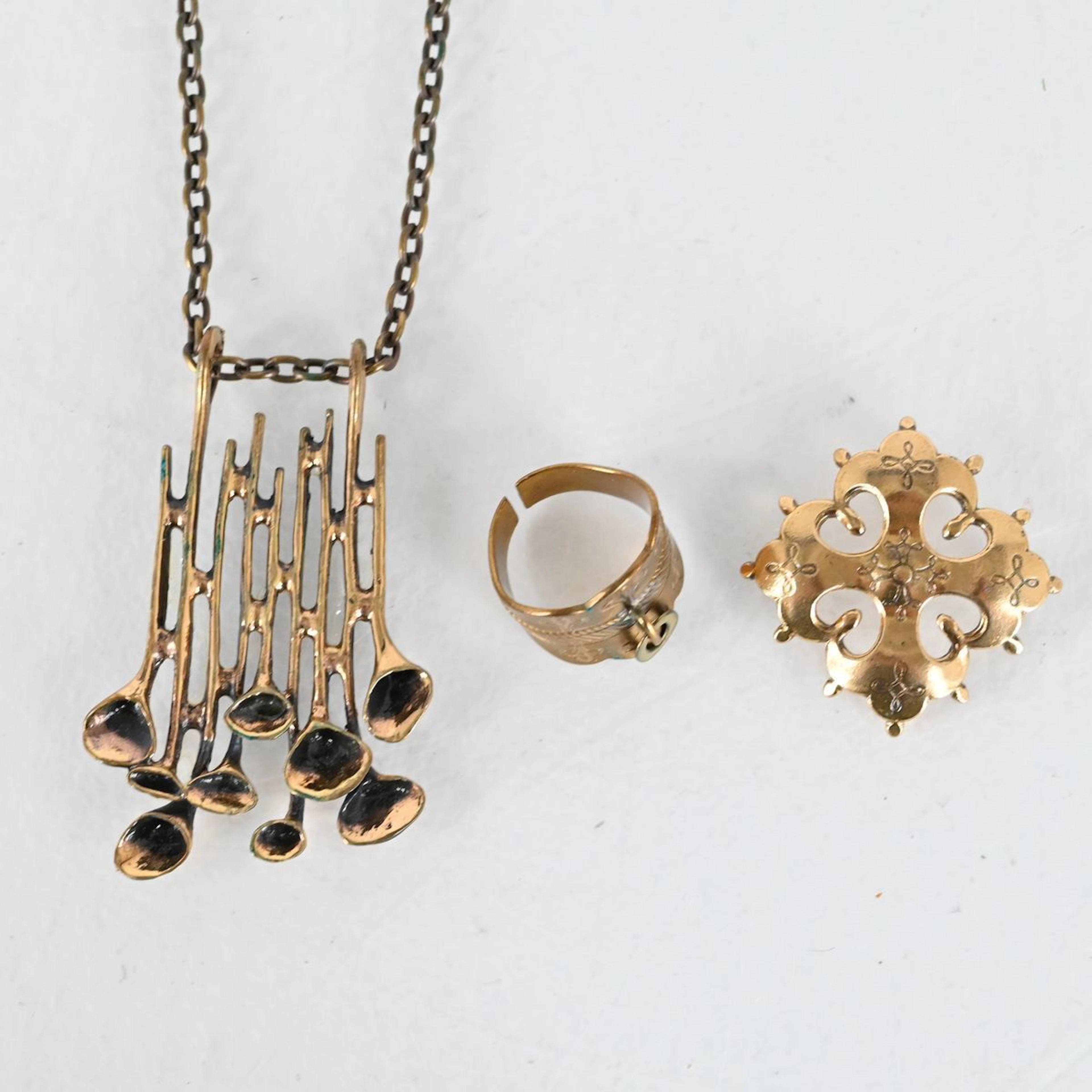Halsband med hänge P. Sarpaneva, Brosch och ring Kalevala, Brons, Finland