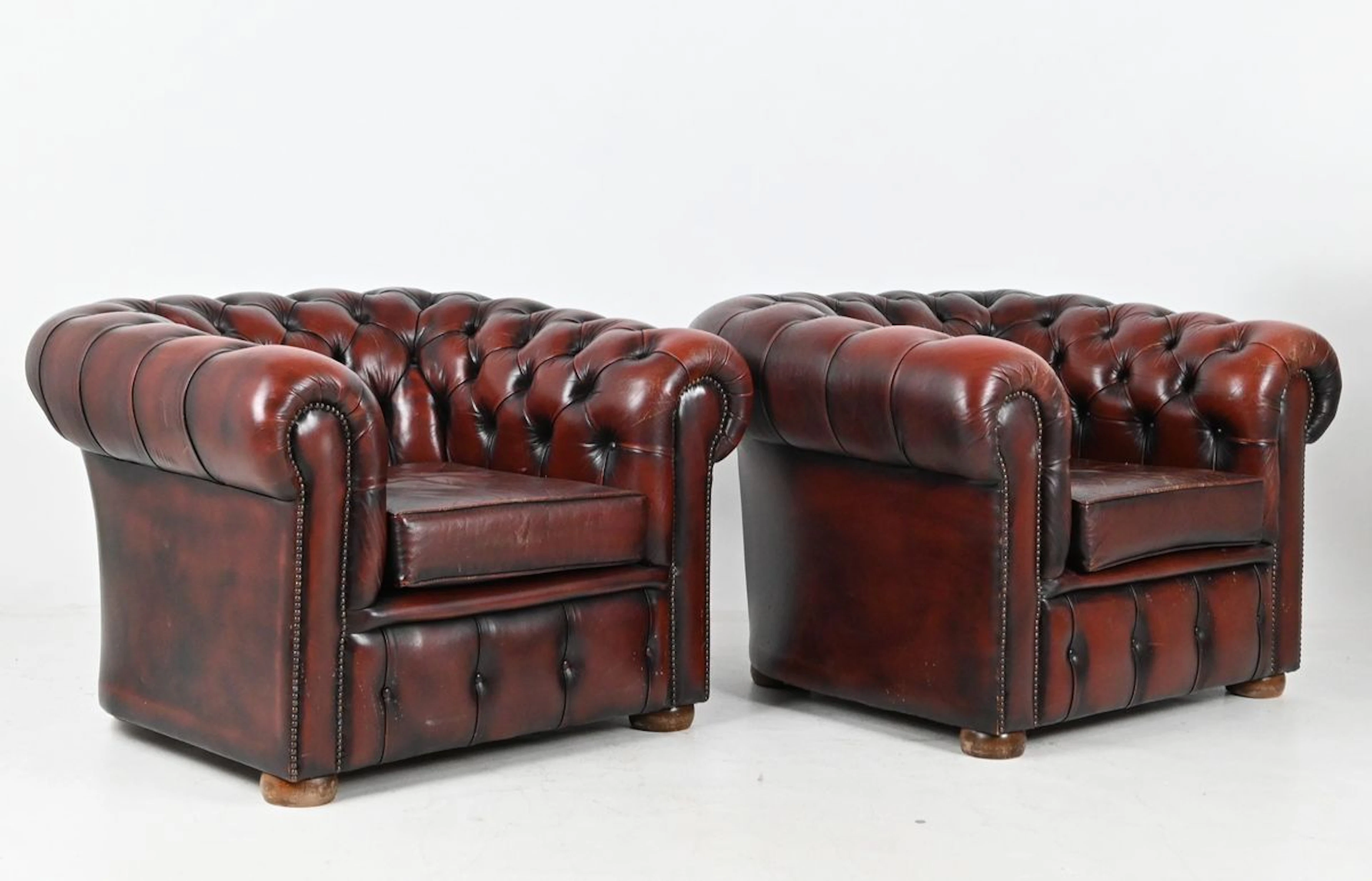 Ett par fåtöljer, skinn, Chesterfield
