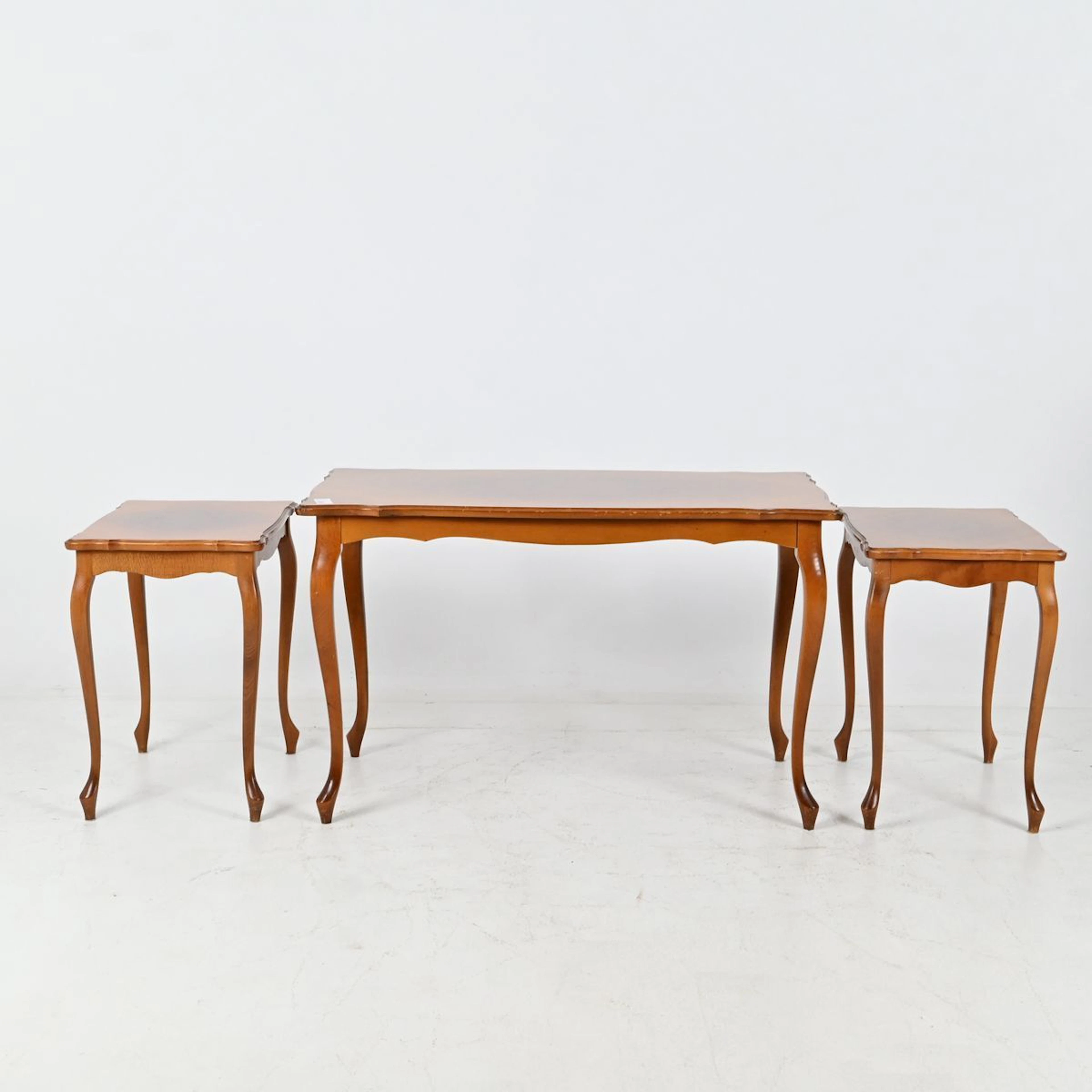 Soffbord samt 2 placeringsbord, mahogny, rokokostil