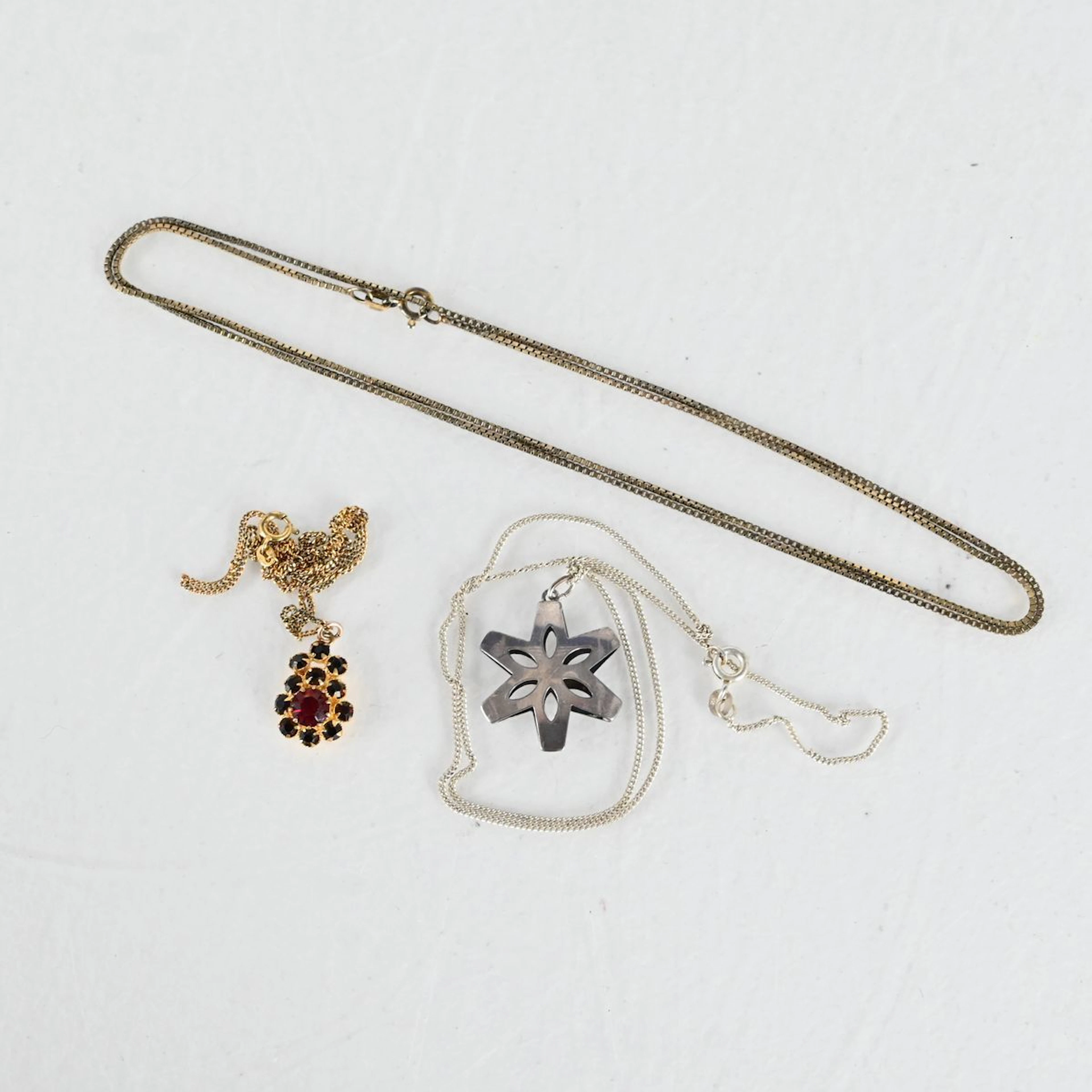 3 Halsband silver, Hänge silver, Hänge med röda stenar