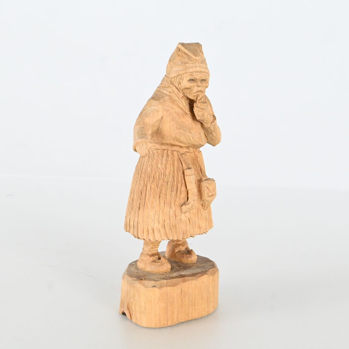 Träskulptur, Samegumma med pipa, Signerad BH