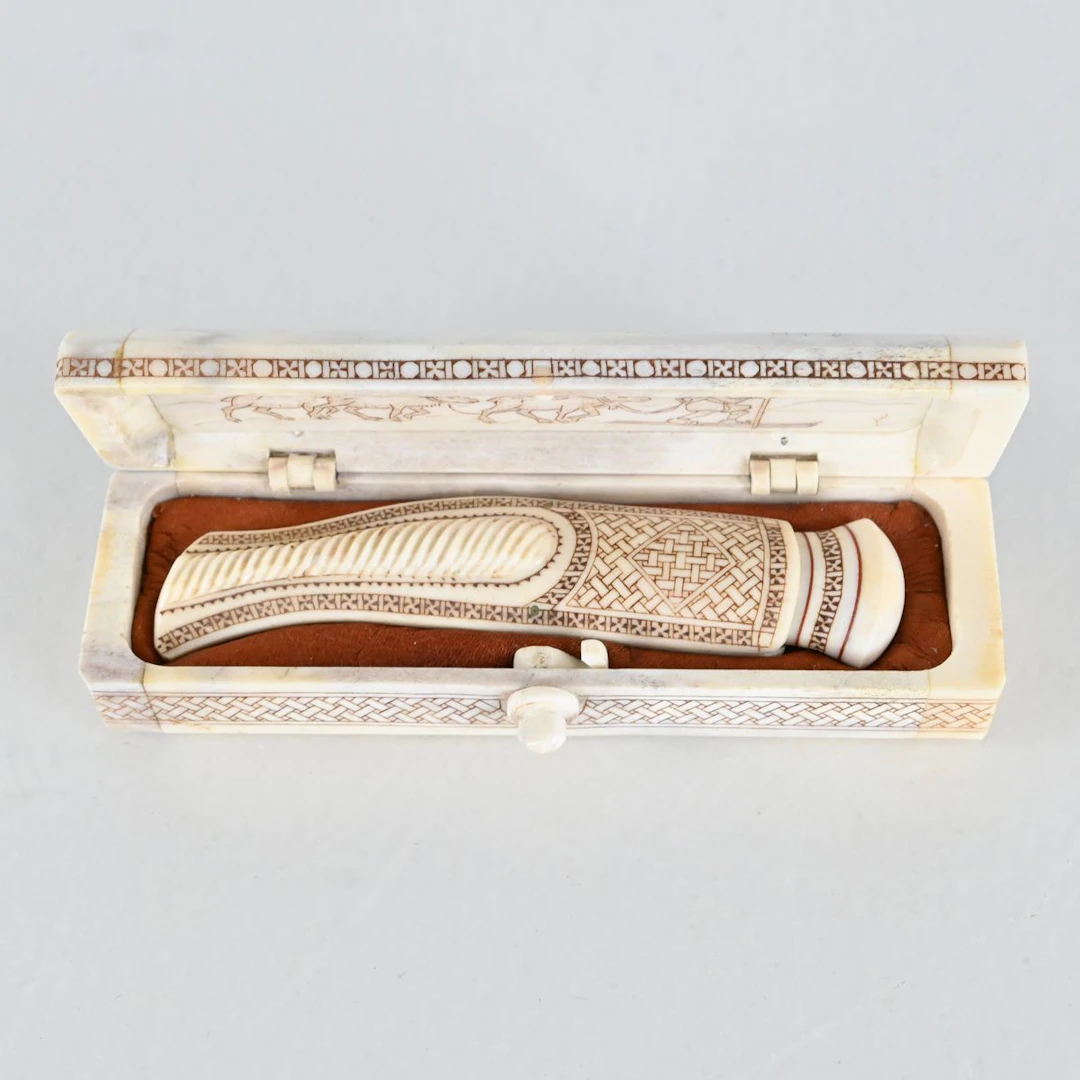 Bertil Fällman, helhornskniv med etui, miniatyr