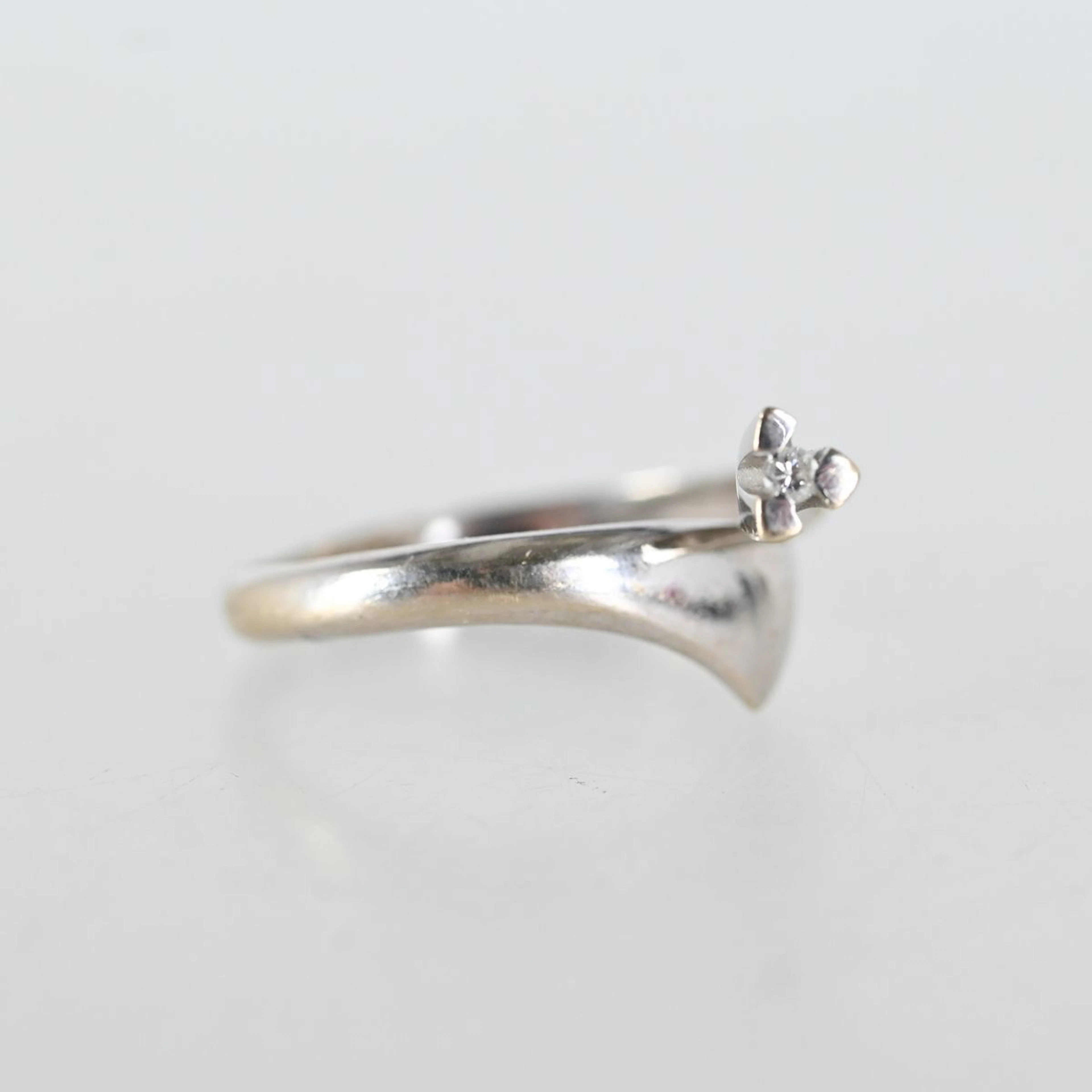 Ring med liten diamant, Vitt Guld 18K