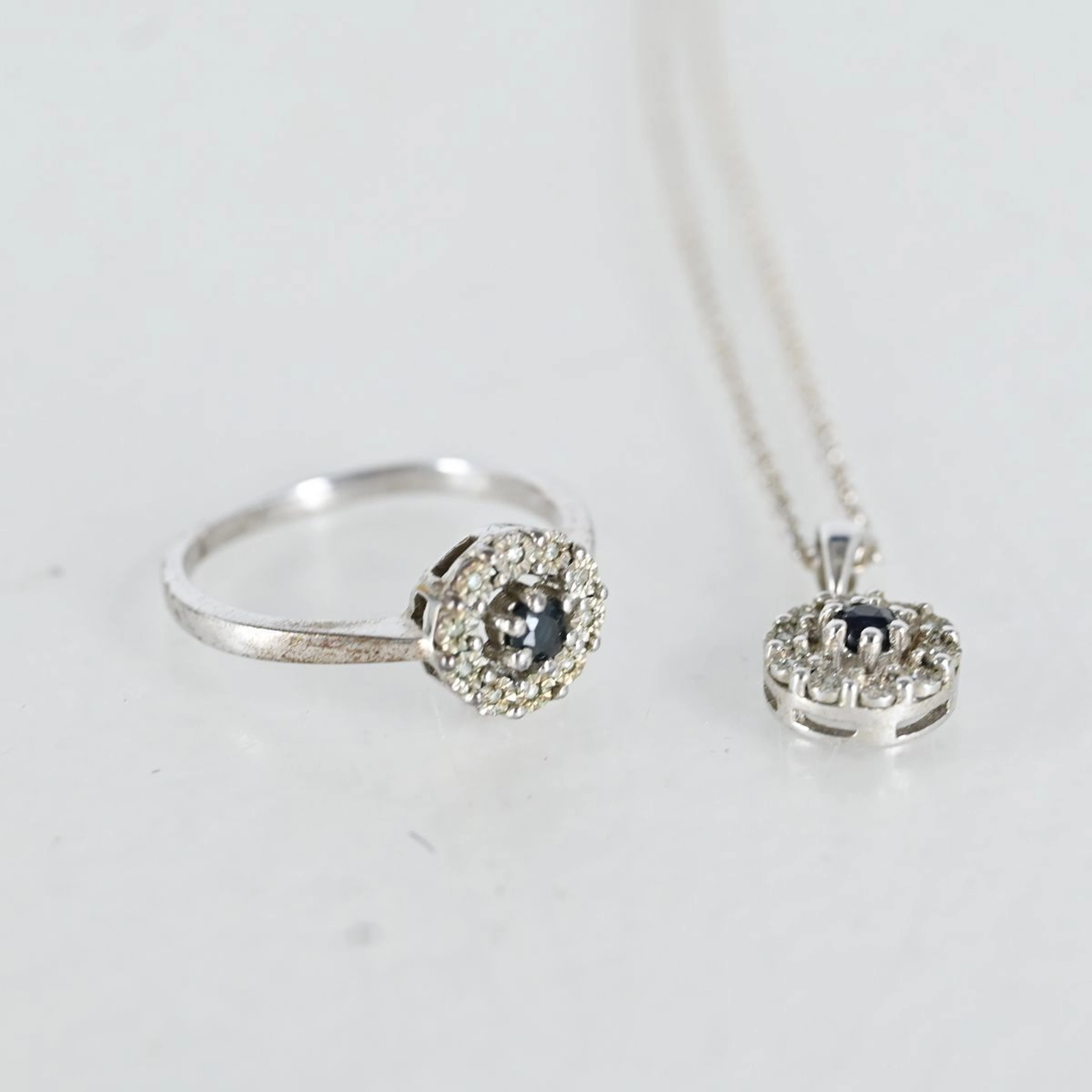 Halsband med hänge, Ring, Sterling silver, safirer och små diamanter