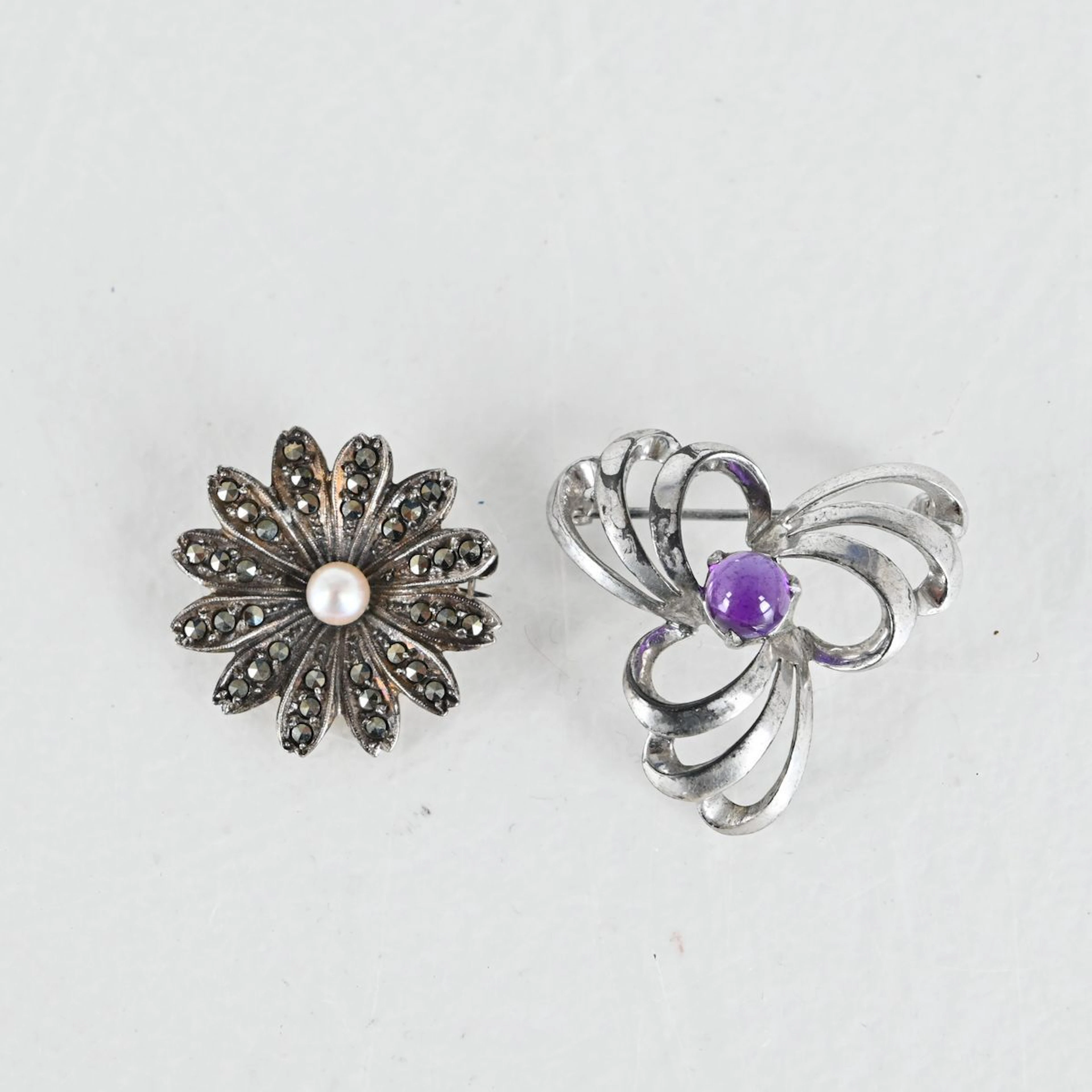 Broscher, 2 st, Silver, lila sten, markasiter, pärla