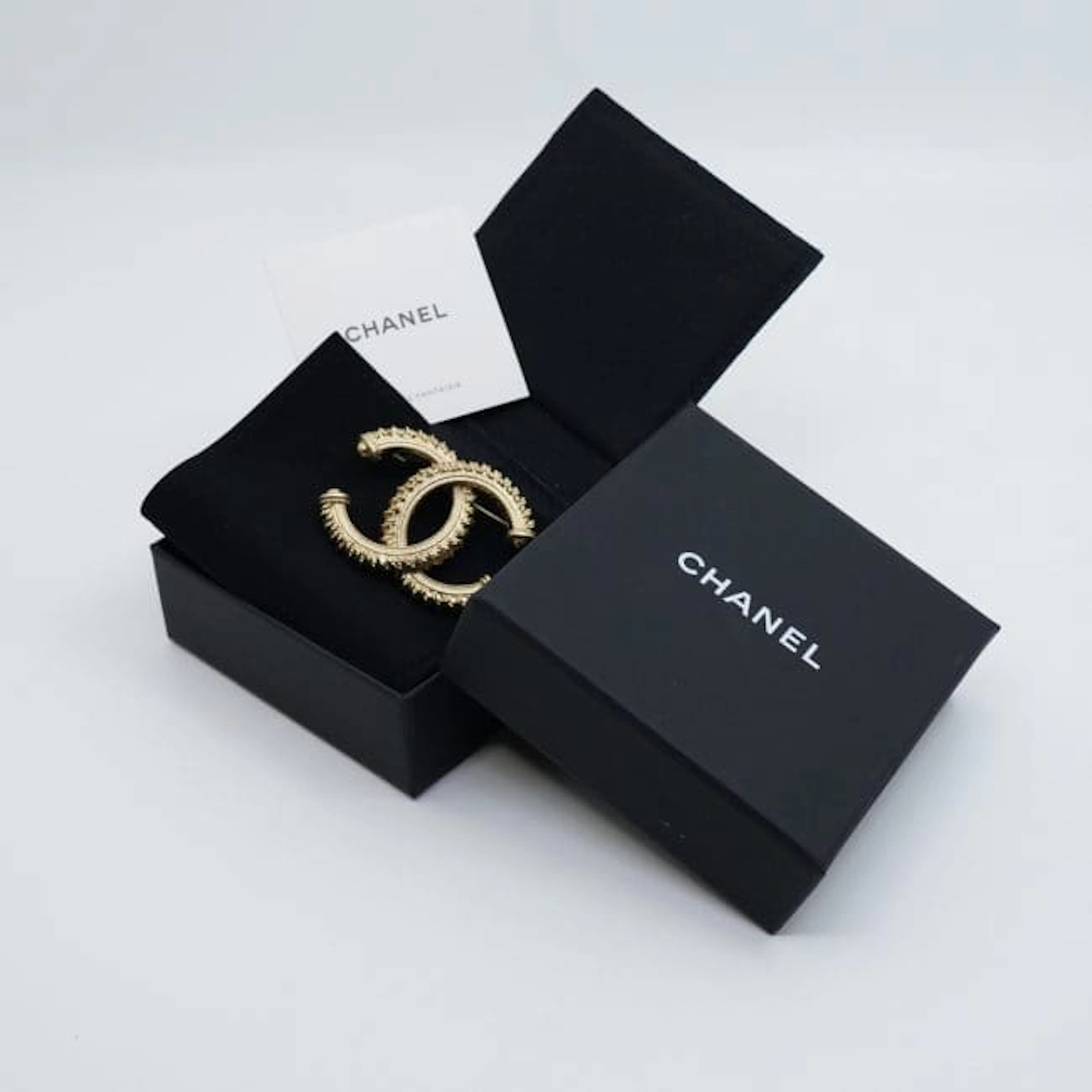 Brosch Chanel Oädel metall Ref: BIJOU Snr:A58045X01060Z0000, med fodral och ask