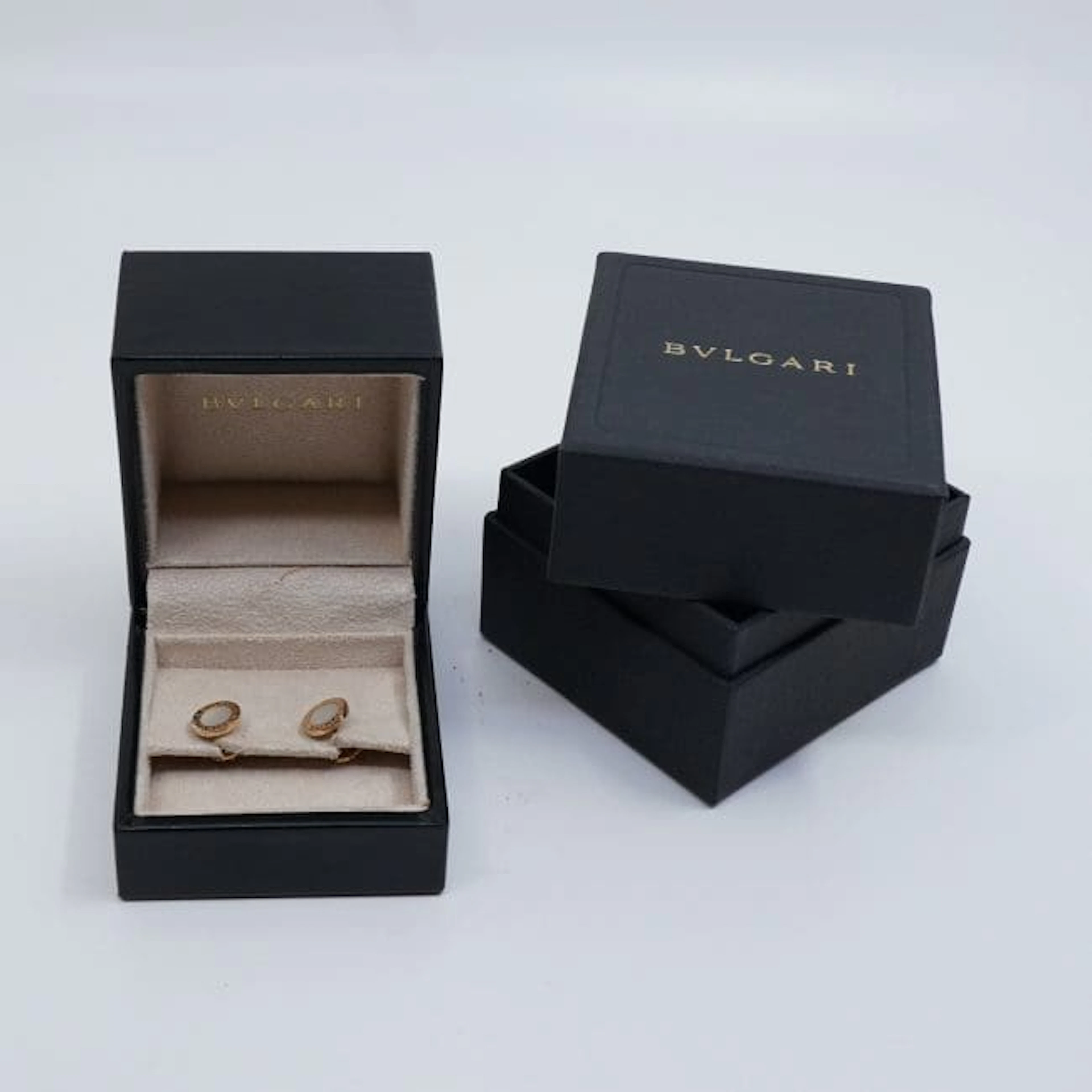 Örhängen Bvlgari ”Mother of pearl” Guld 18K 3,4g Höjd 9,5mm Diameter 9,5mm